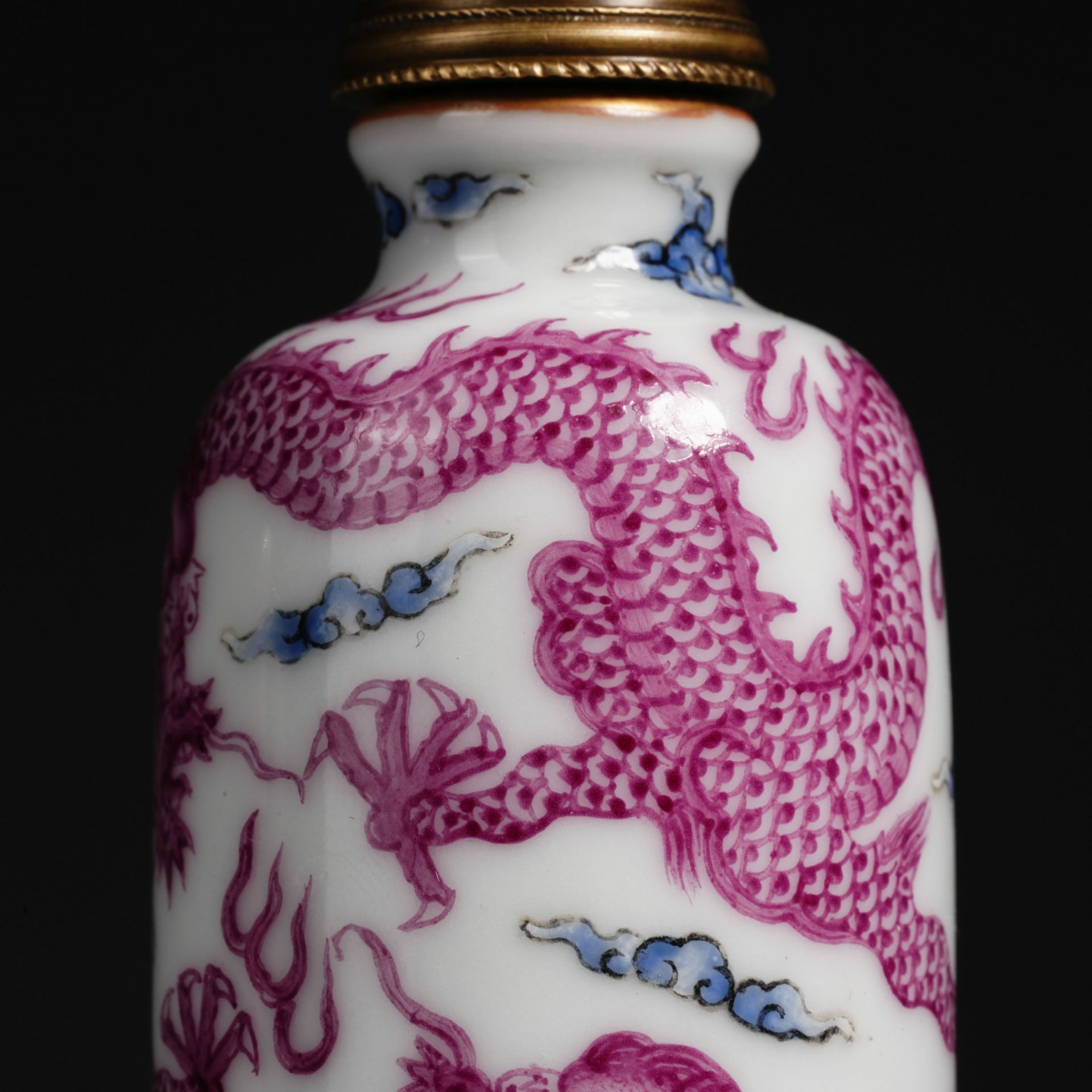 A Chinese Famille Rose Dragon Snuff Bottle - Image 5 of 10