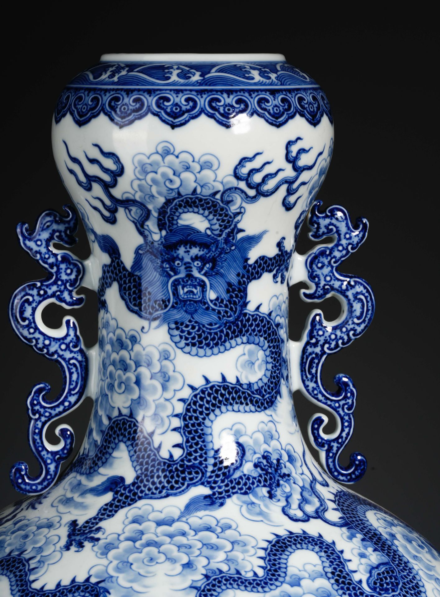 A Chinese Blue and White Dragons Zun Vase - Image 14 of 18