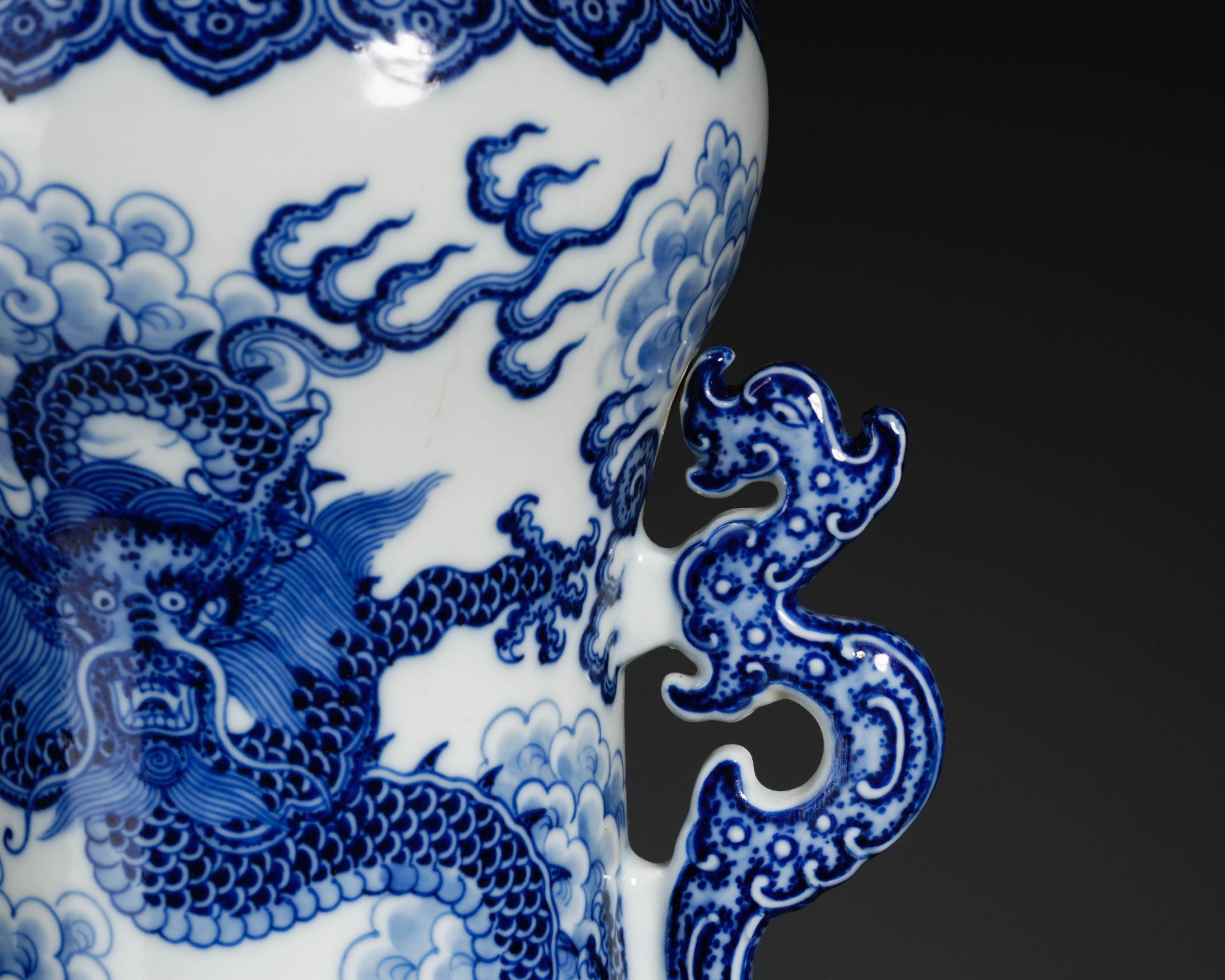 A Chinese Blue and White Dragons Zun Vase - Image 5 of 18