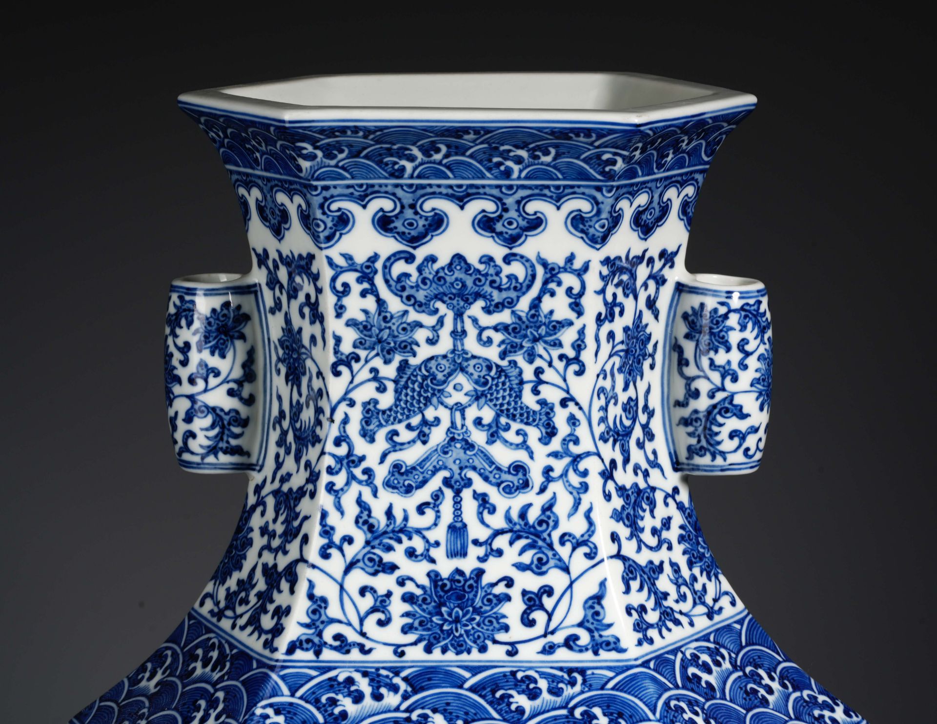 A Chinese Blue and White Dragons Zun Vase - Image 2 of 17