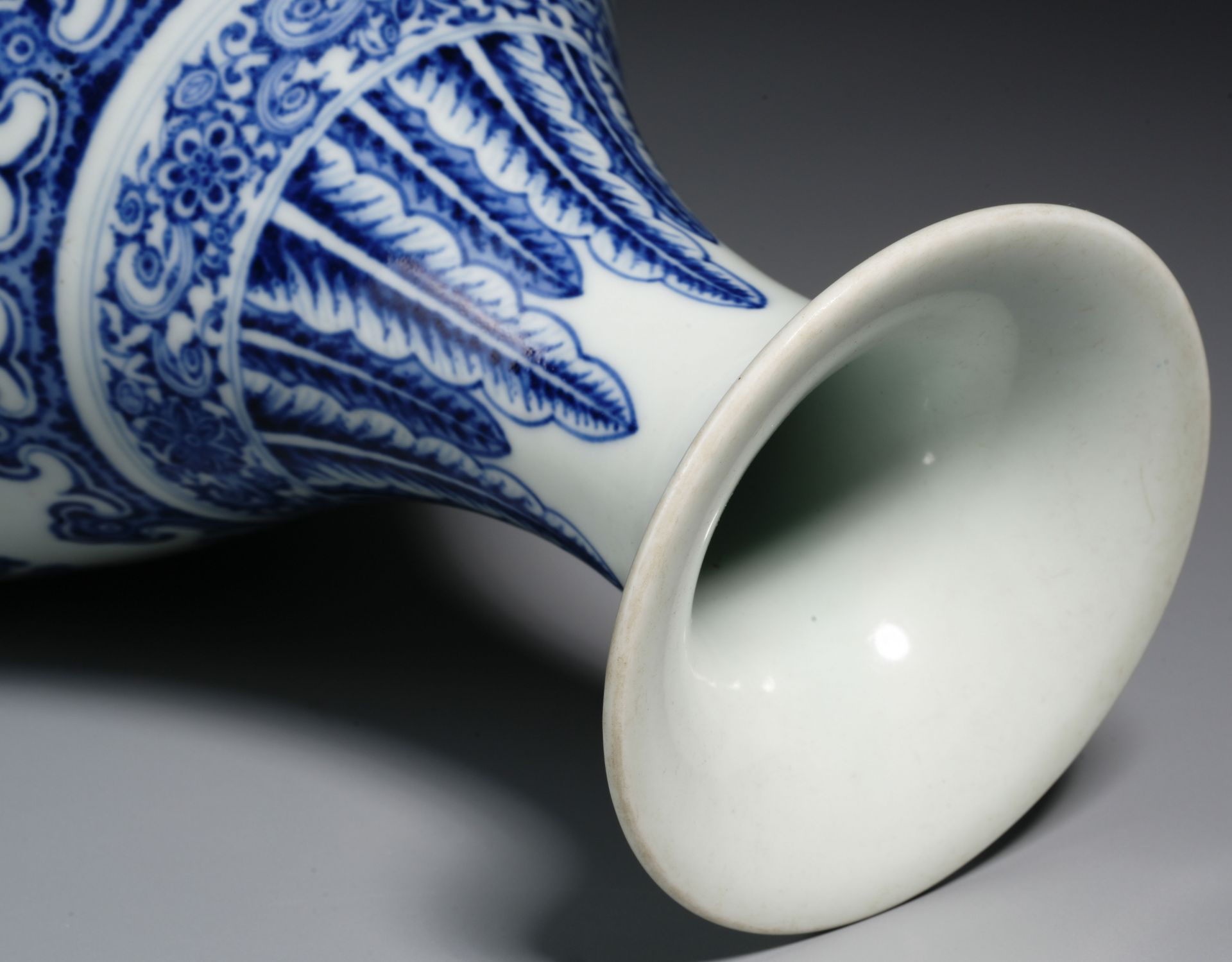 A Chinese Blue and White Lotus Scrolls Vase Yuhuchunping - Image 9 of 10