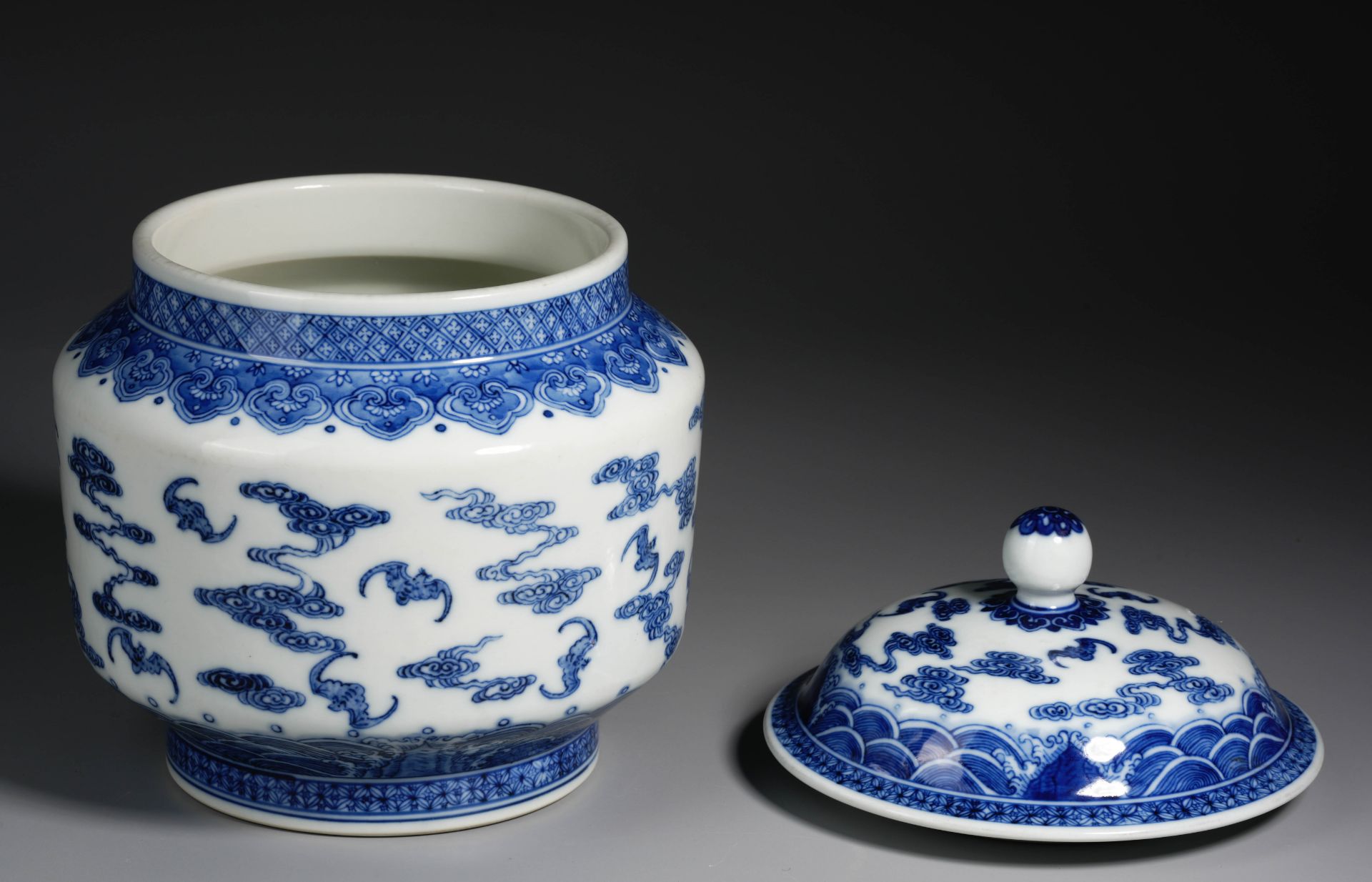 A Chinese Blue and White Bats Jar with Cover - Image 5 of 10