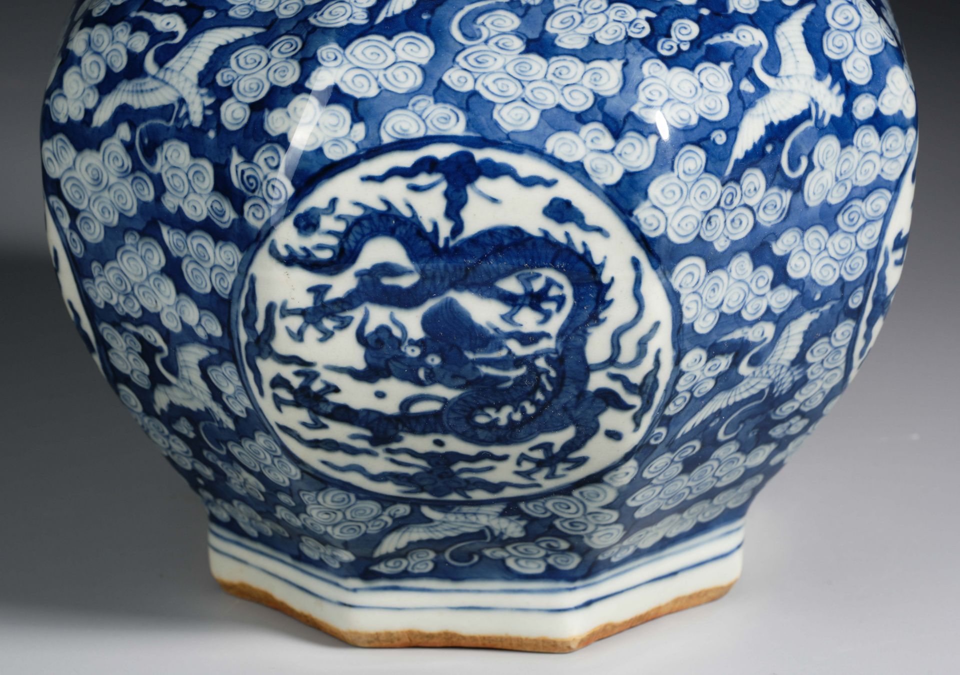 A Chinese Blue and White Dragons Double Gourds Vase - Image 9 of 12