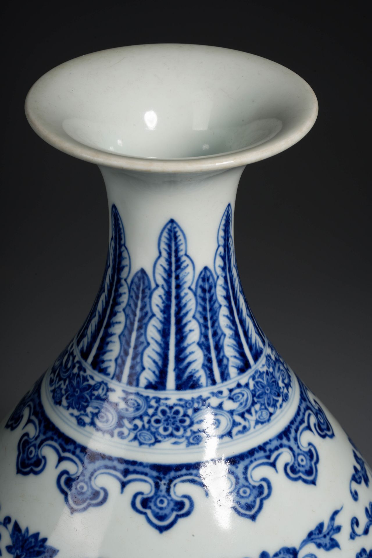 A Chinese Blue and White Lotus Scrolls Vase Yuhuchunping - Image 3 of 10