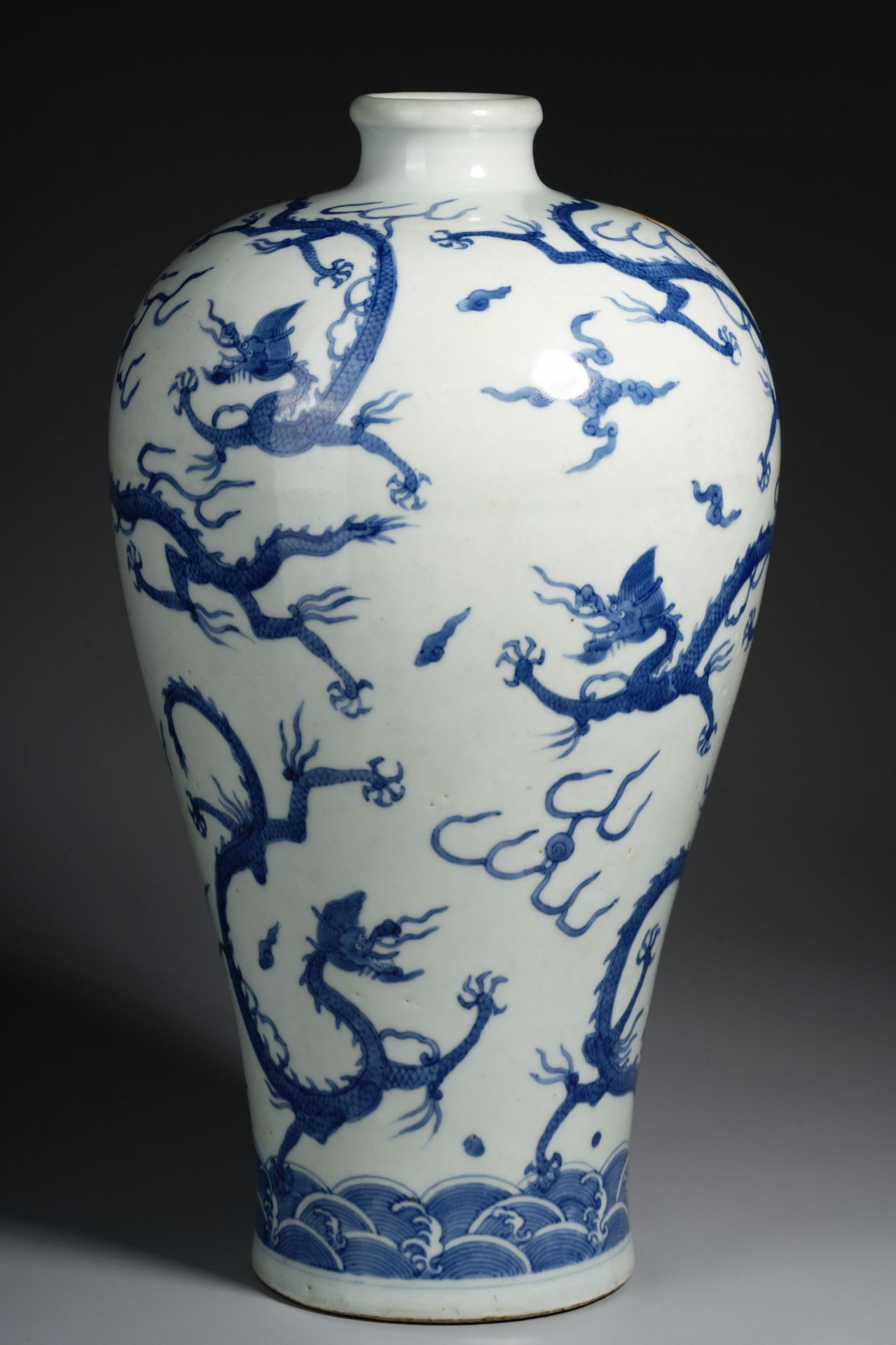 A Chinese Blue and White Dragon Vase Meiping - Image 3 of 11