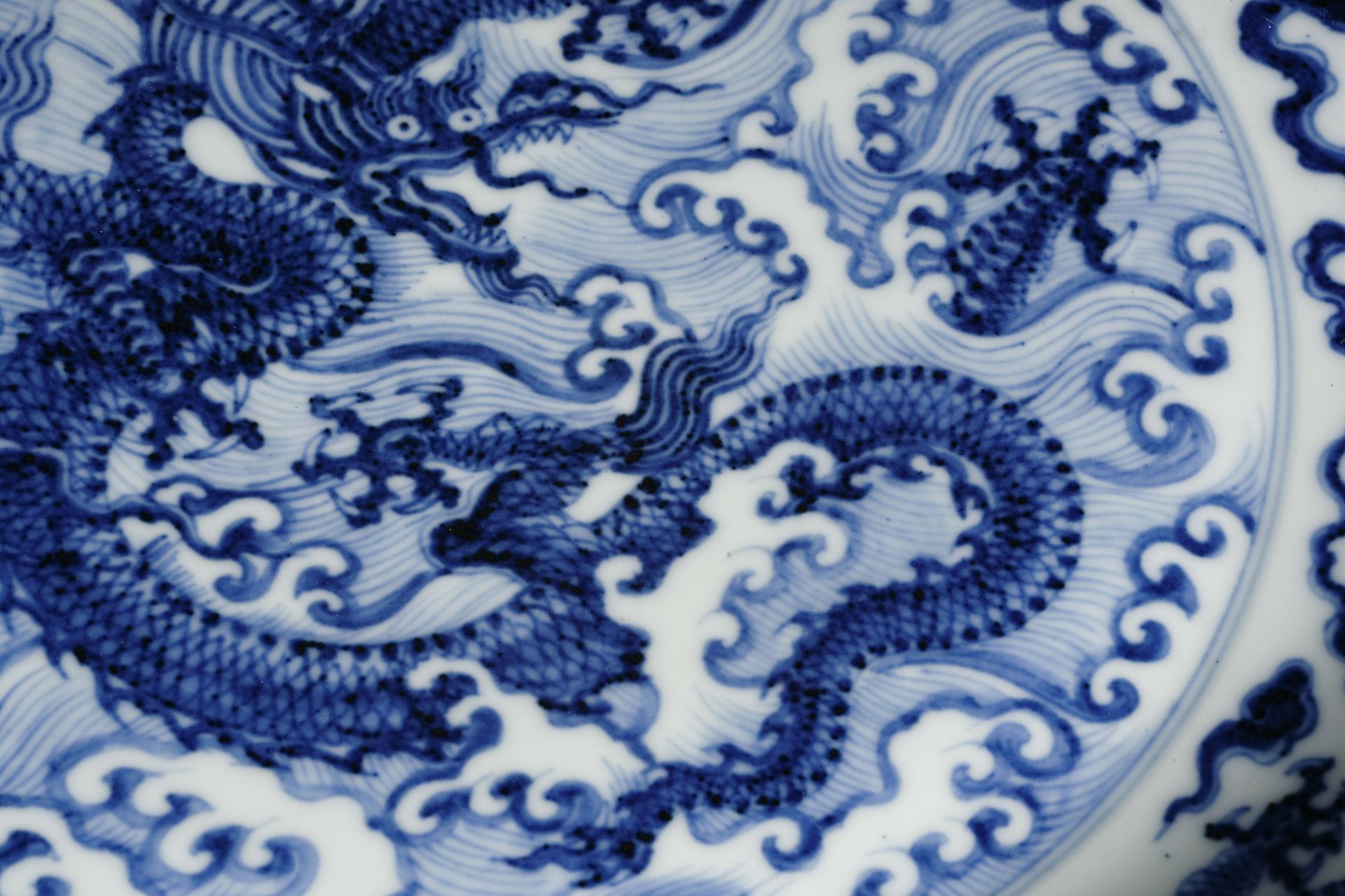 A Chinese Blue and White Dragon Dish - Image 5 of 14