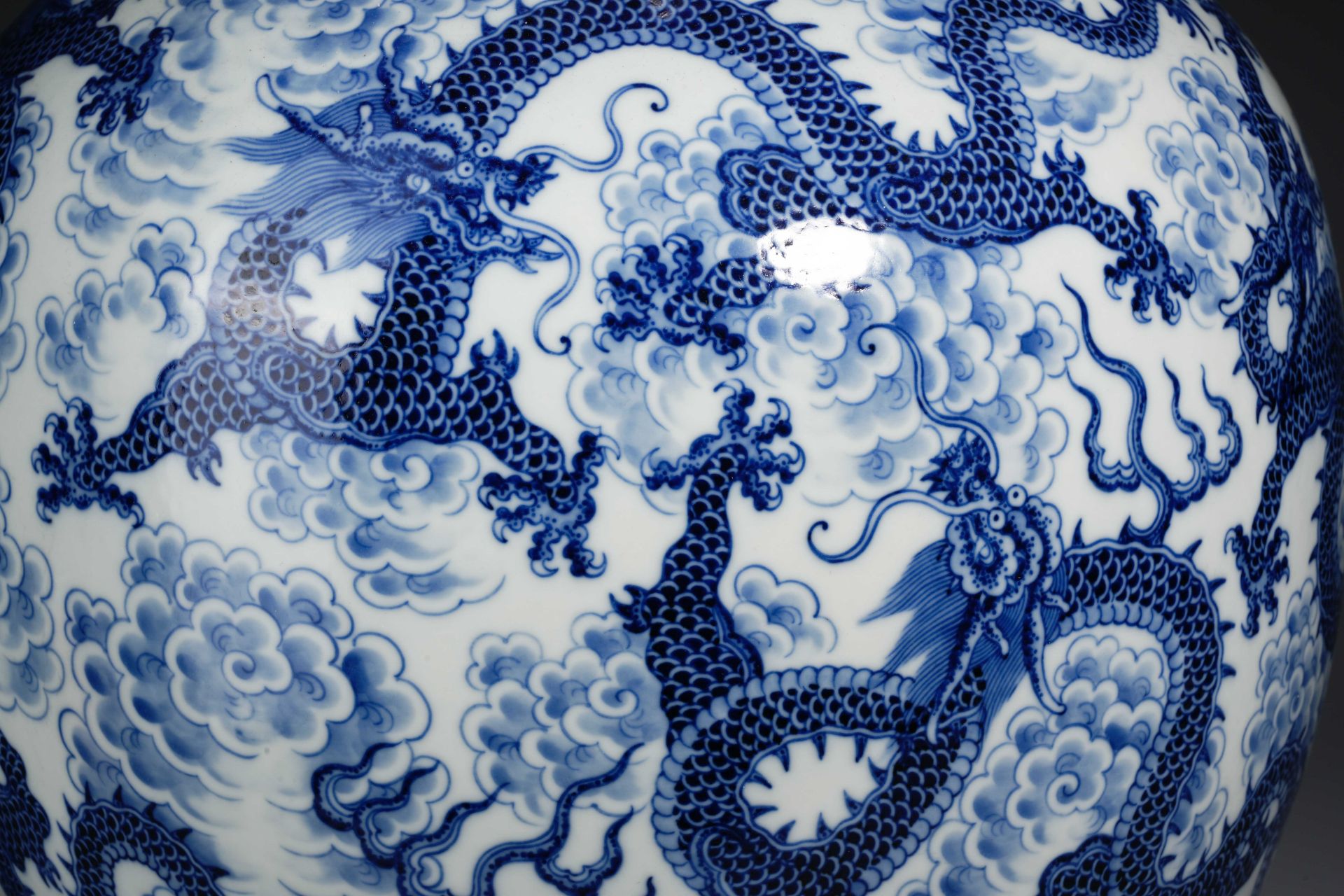 A Chinese Blue and White Dragons Zun Vase - Image 13 of 18