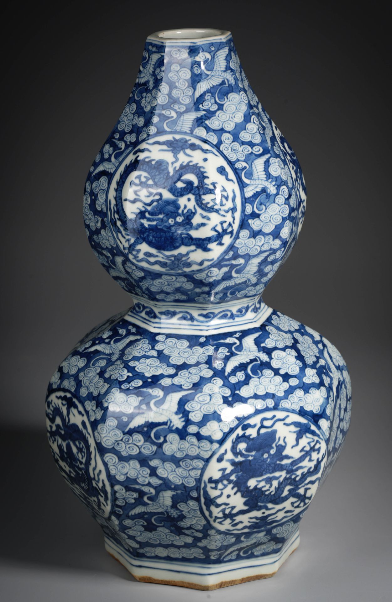 A Chinese Blue and White Dragons Double Gourds Vase - Image 10 of 12