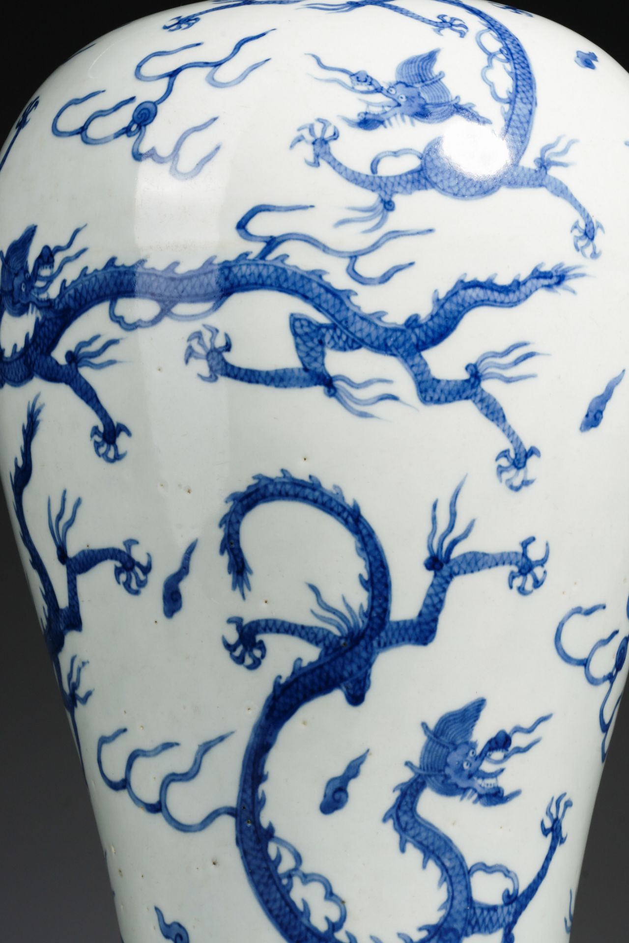 A Chinese Blue and White Dragon Vase Meiping - Image 9 of 11