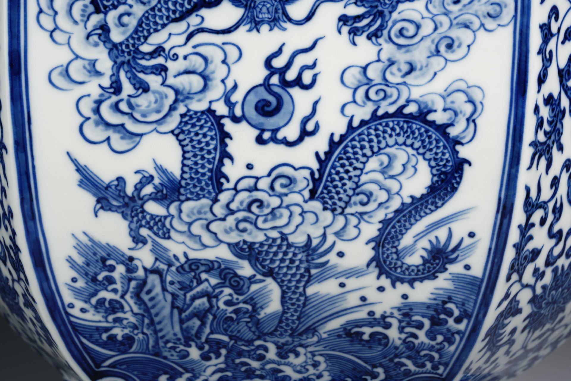 A Chinese Blue and White Dragons Zun Vase - Image 14 of 17
