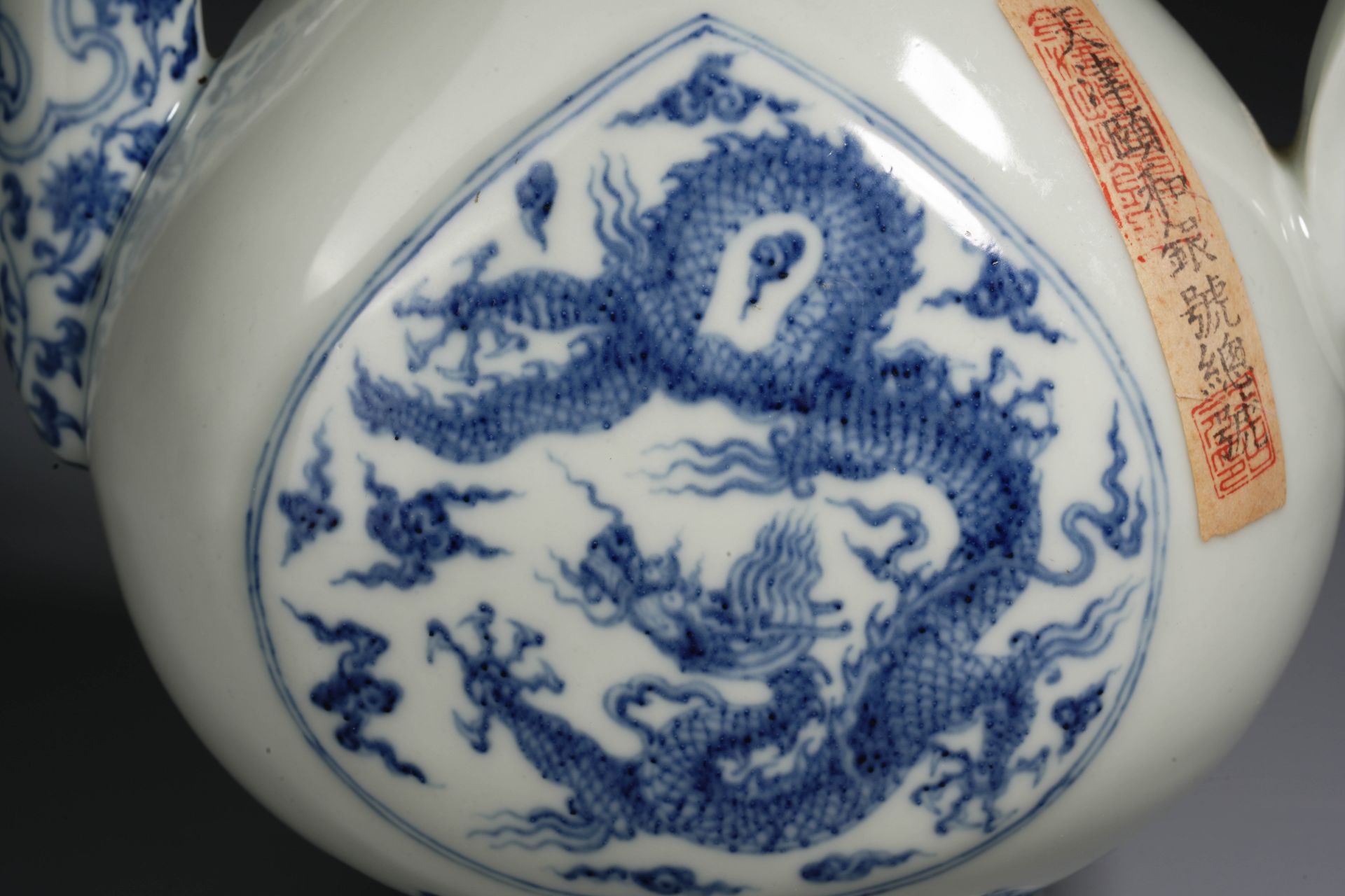 A Chinese Blue and White Dragon Ewer - Image 3 of 12