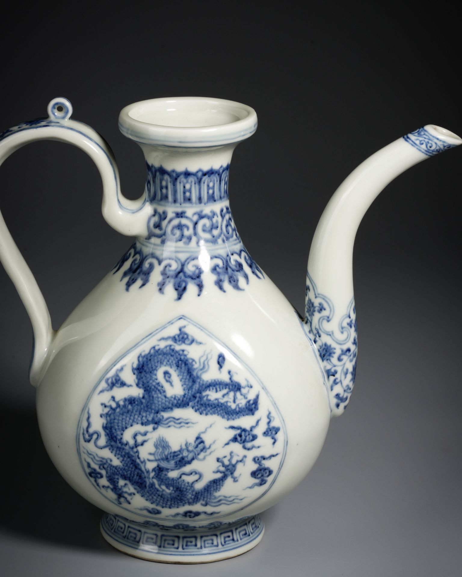 A Chinese Blue and White Dragon Ewer - Image 8 of 12