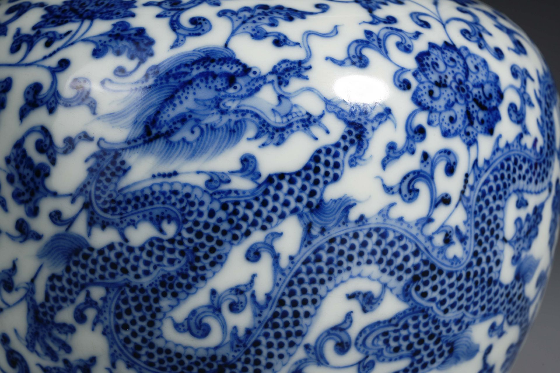 A Chinese Blue and White Dragon Jar with Cover - Image 7 of 11