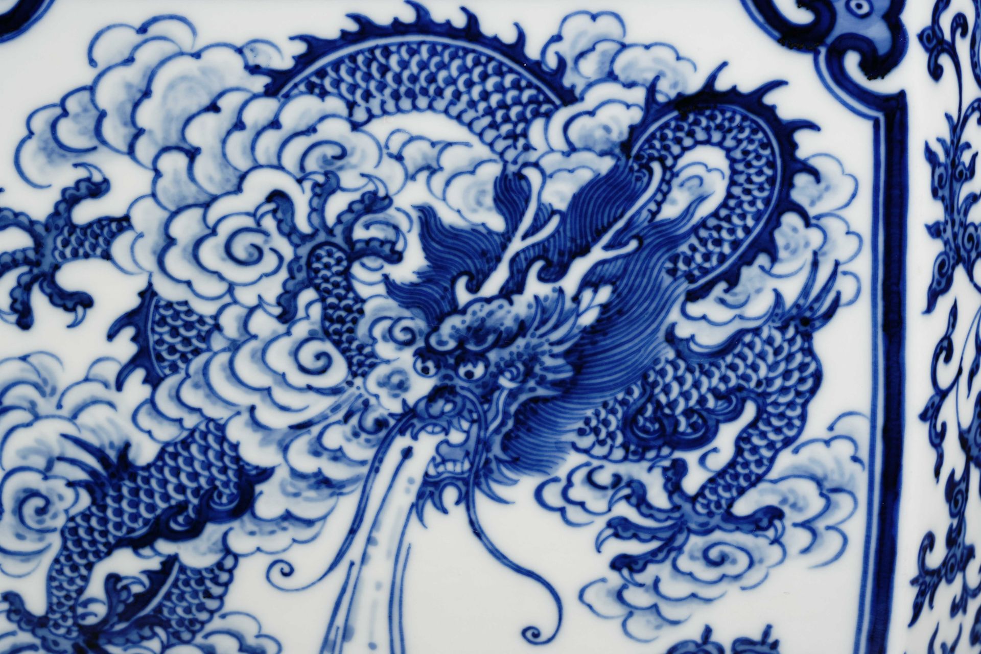 A Chinese Blue and White Dragons Zun Vase - Image 4 of 17
