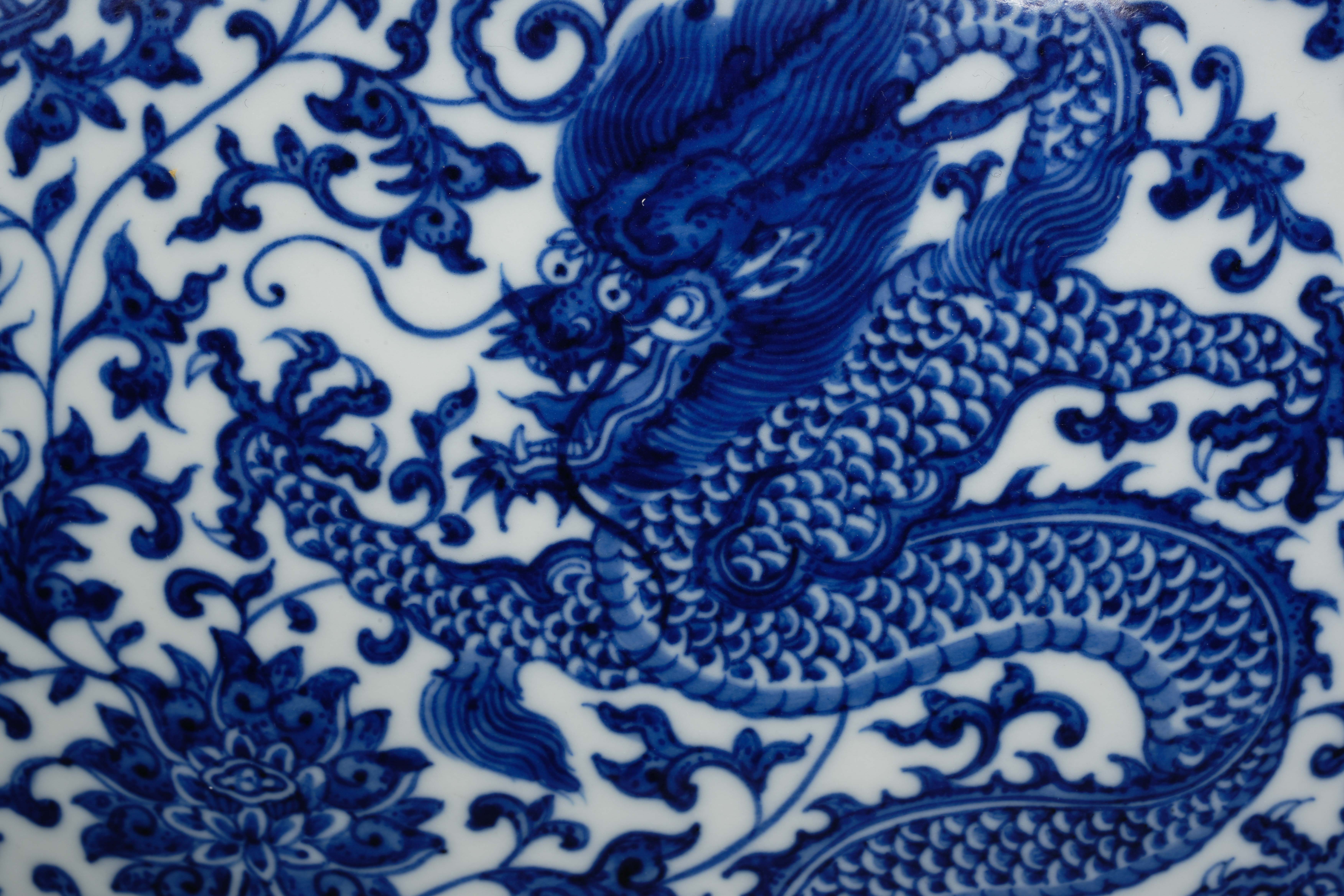 A Chinese Blue and White Dragon and Phoenix Vase Bianhhu - Image 9 of 12