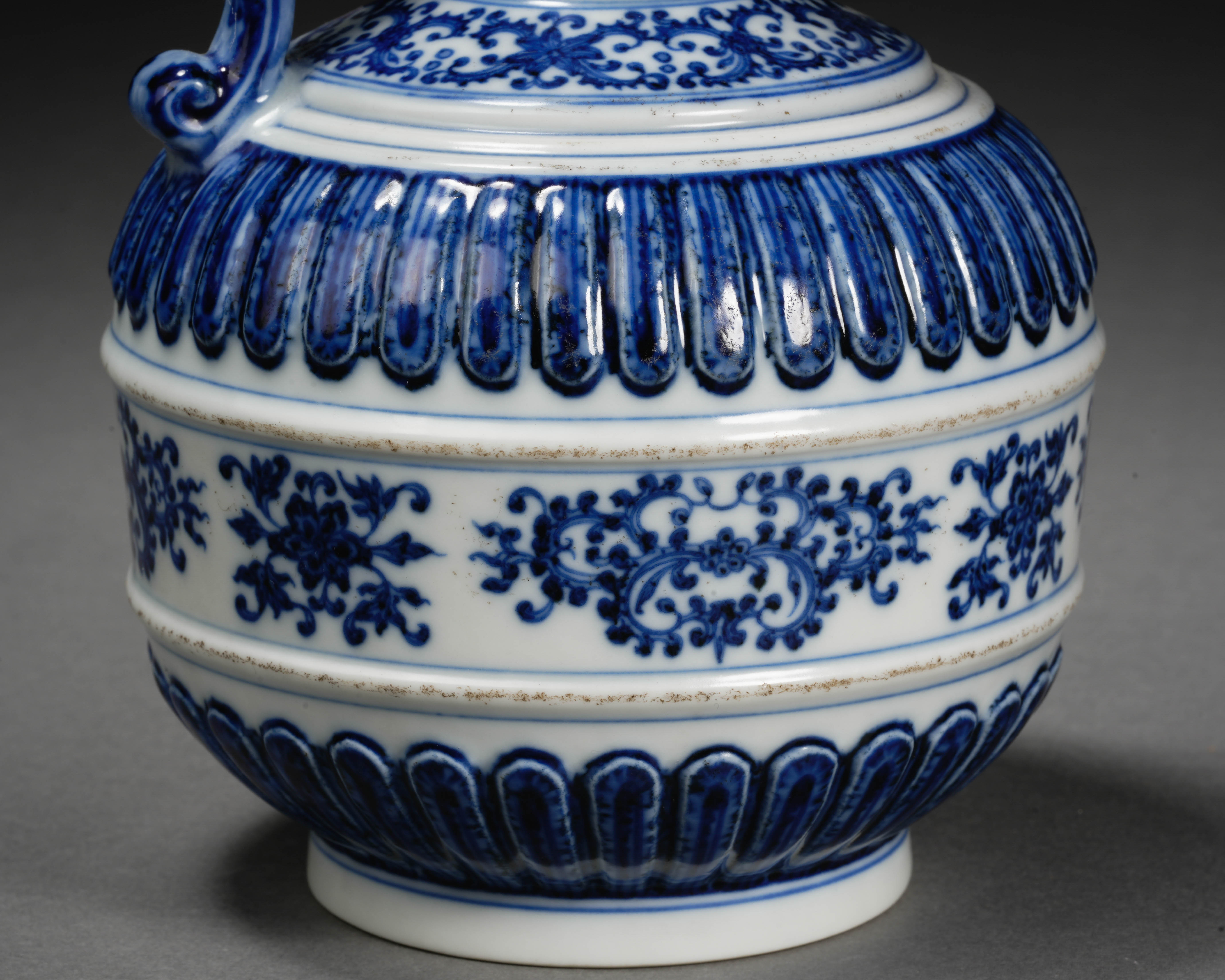 A Chinese Blue and White Floral Scrolls Ewer - Image 6 of 9