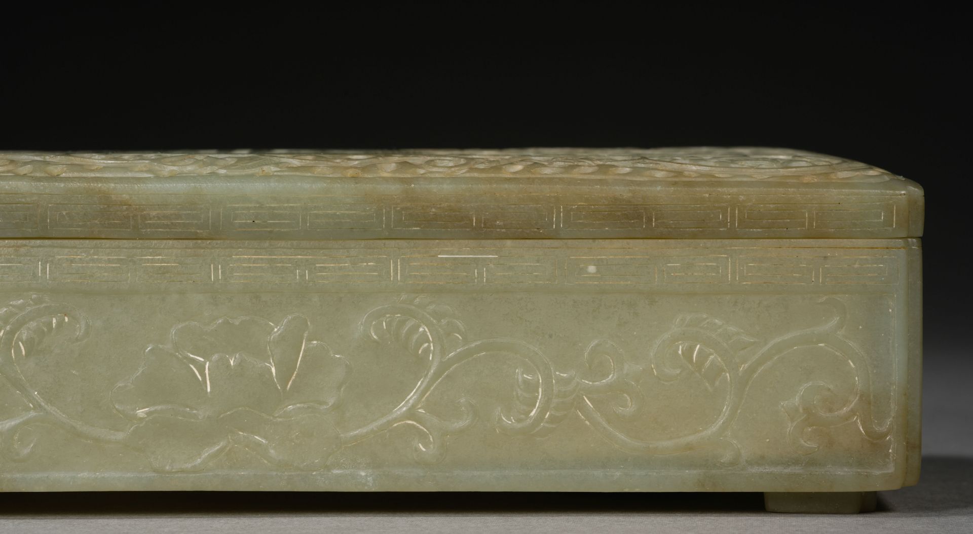 A Chinese Carved Jade Box with Cover - Image 5 of 13