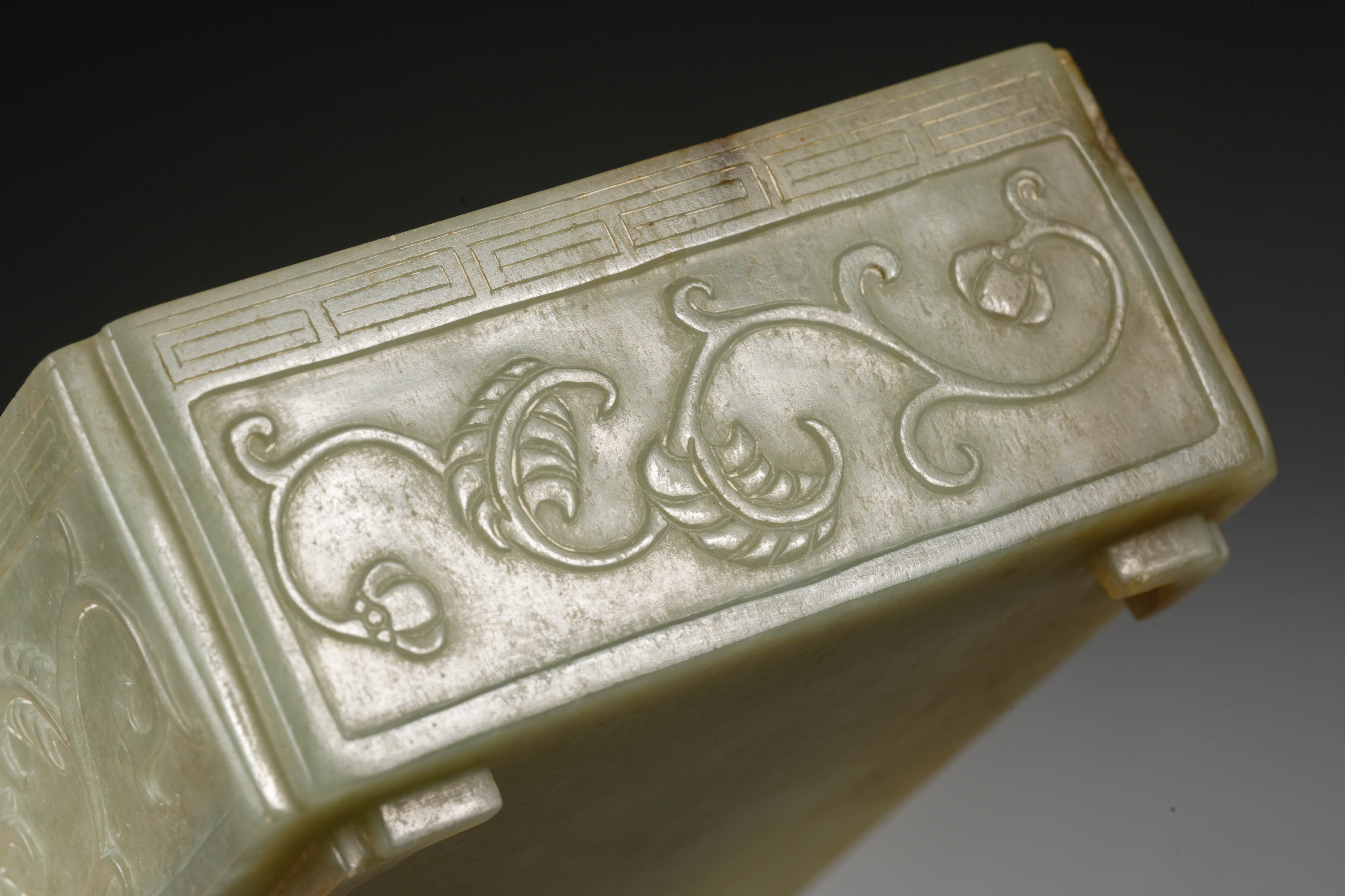 A Chinese Carved Jade Box with Cover - Image 11 of 13