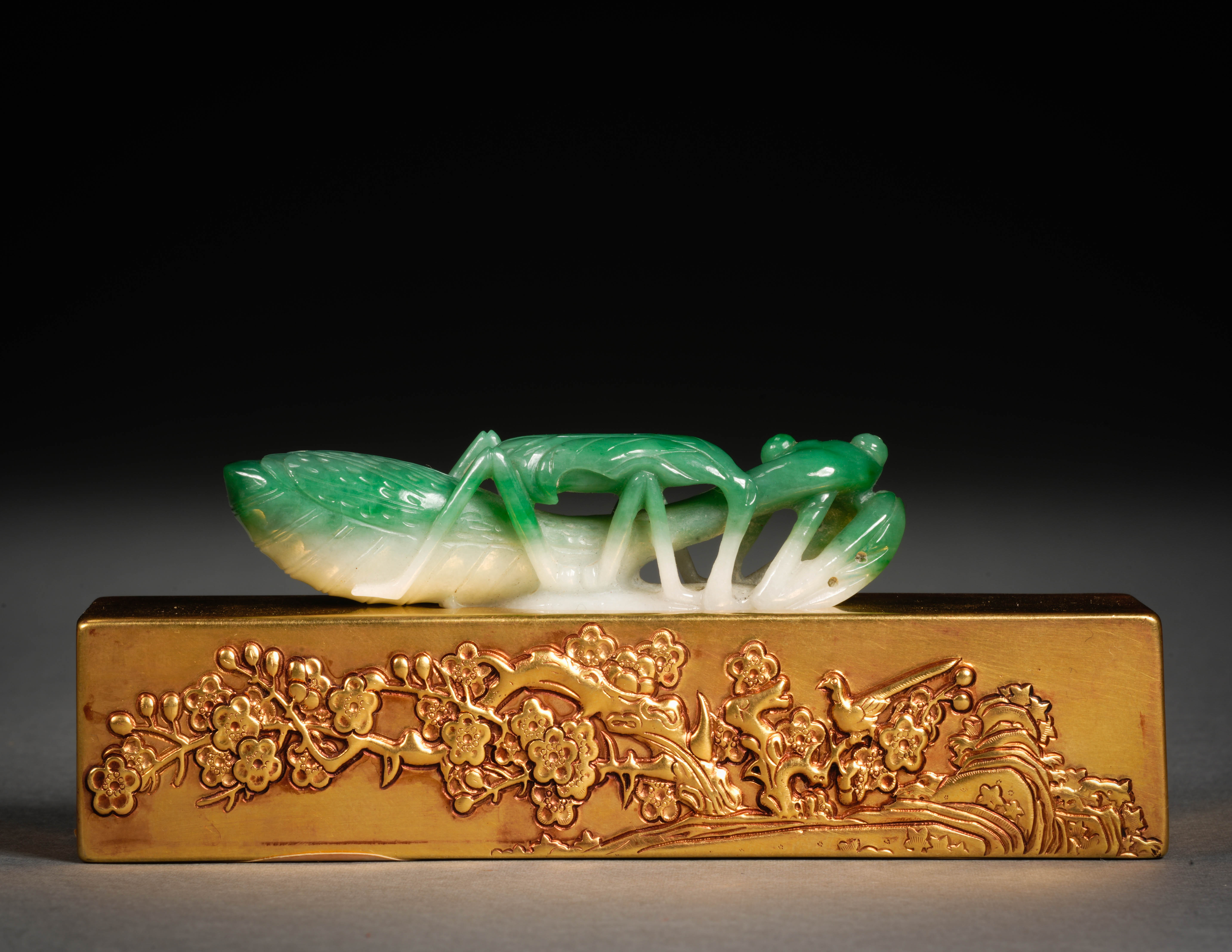 A Chinese Carved Jadeite Decoration - Image 2 of 13