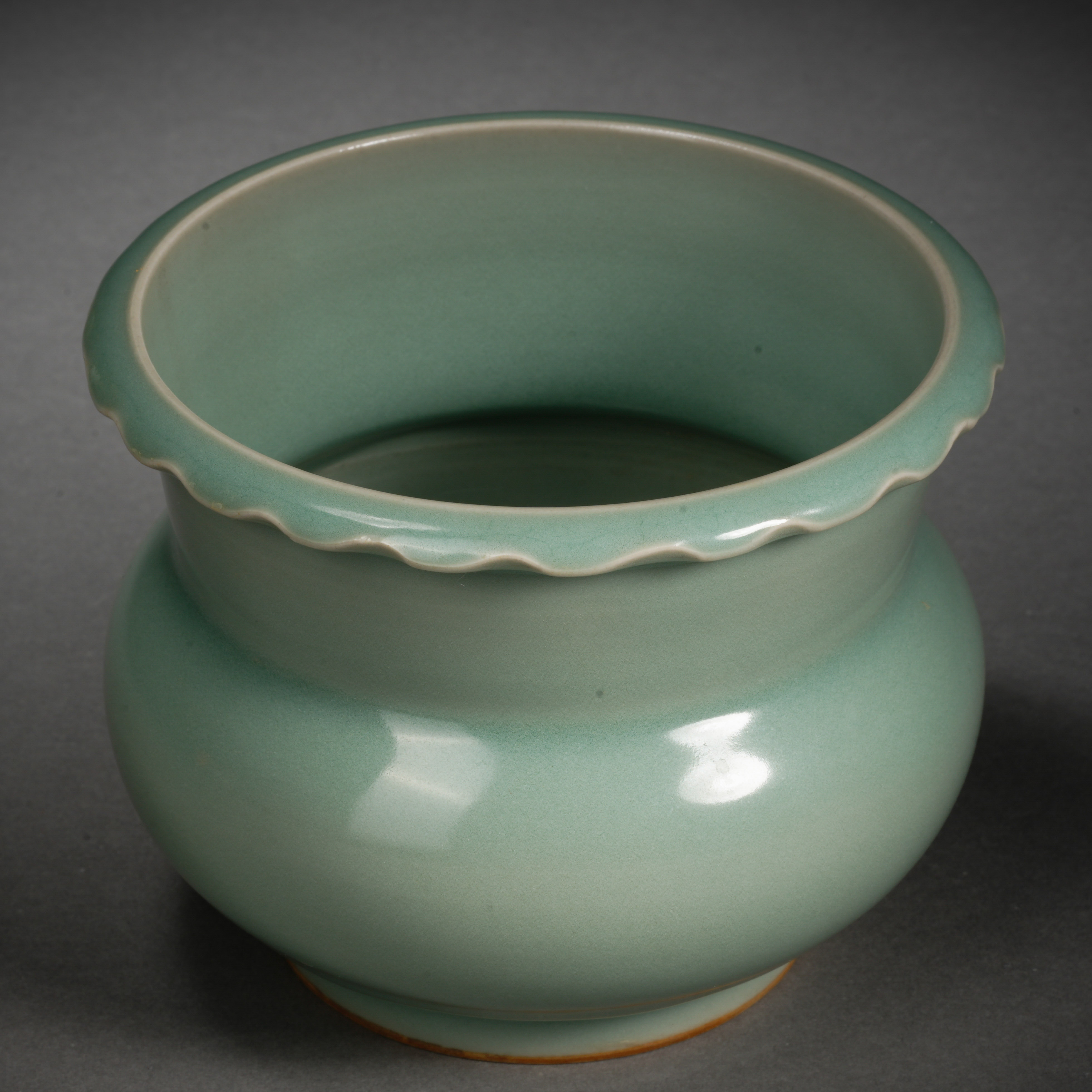 A Chinese Longquan Celadon Glaze Spitton - Image 3 of 7