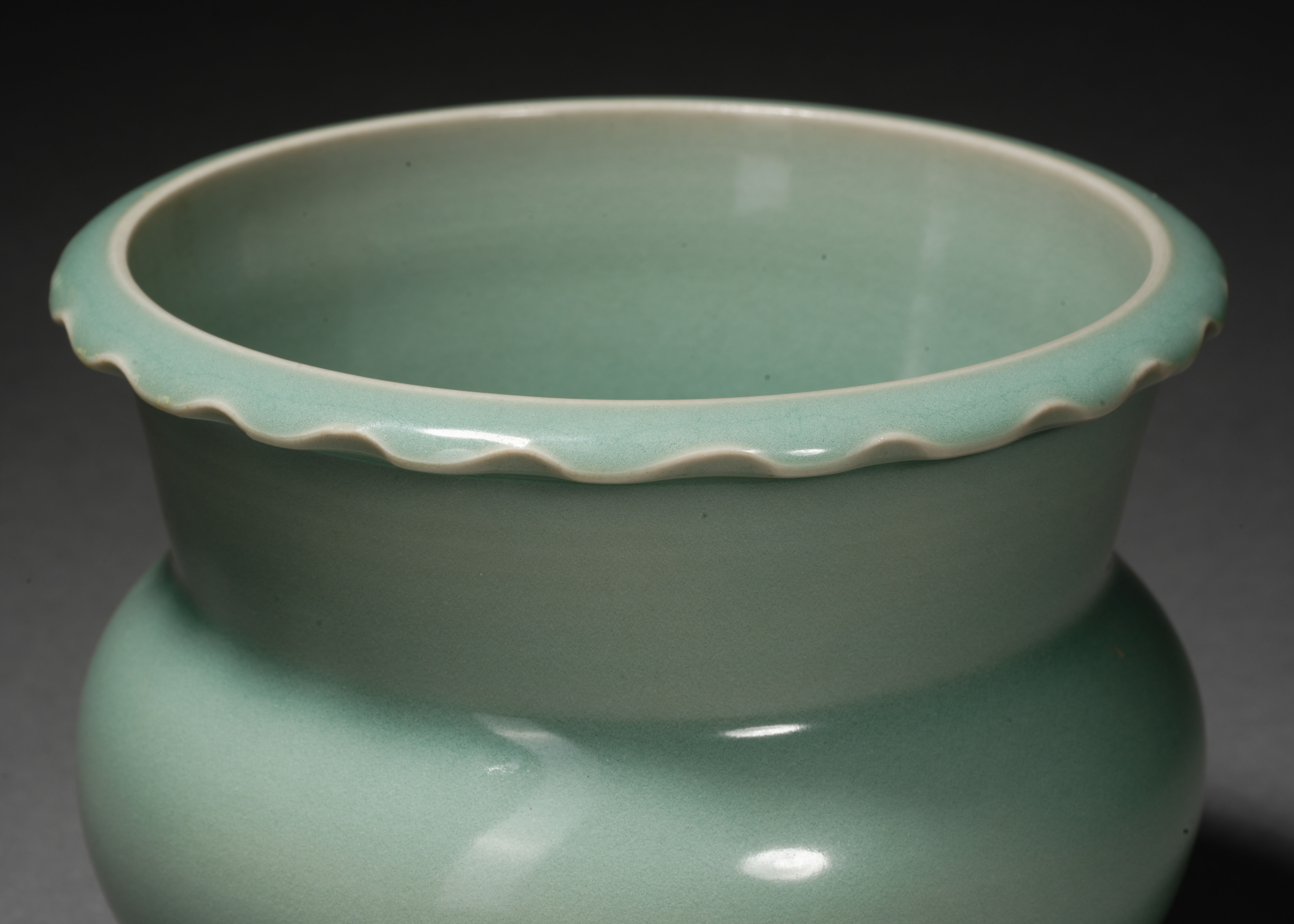 A Chinese Longquan Celadon Glaze Spitton - Image 5 of 7