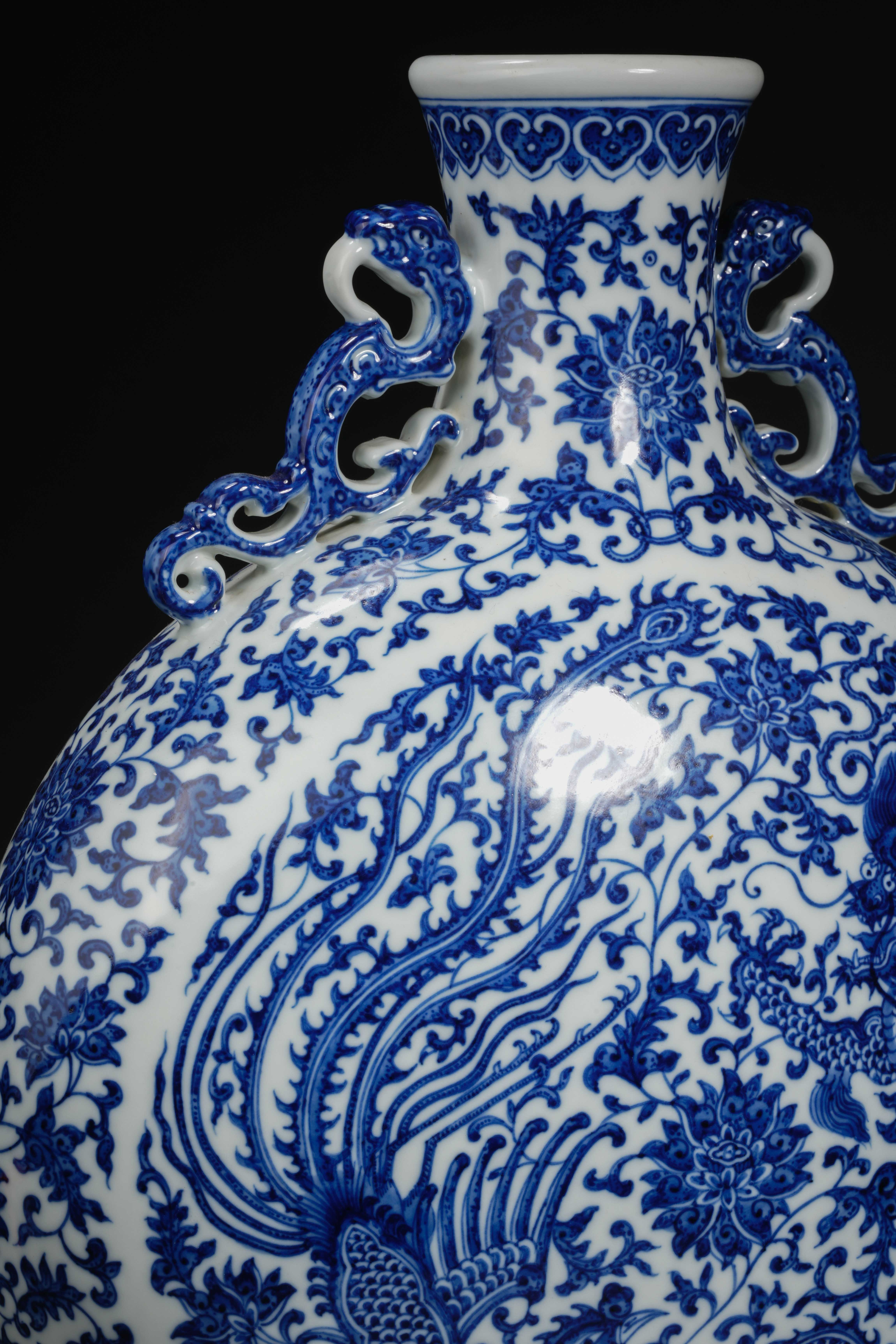 A Chinese Blue and White Dragon and Phoenix Vase Bianhhu - Image 7 of 12