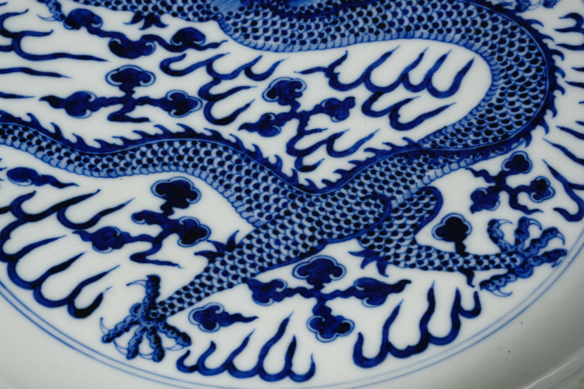 A Chinese Blue and White Dragon Saucer - Image 4 of 10