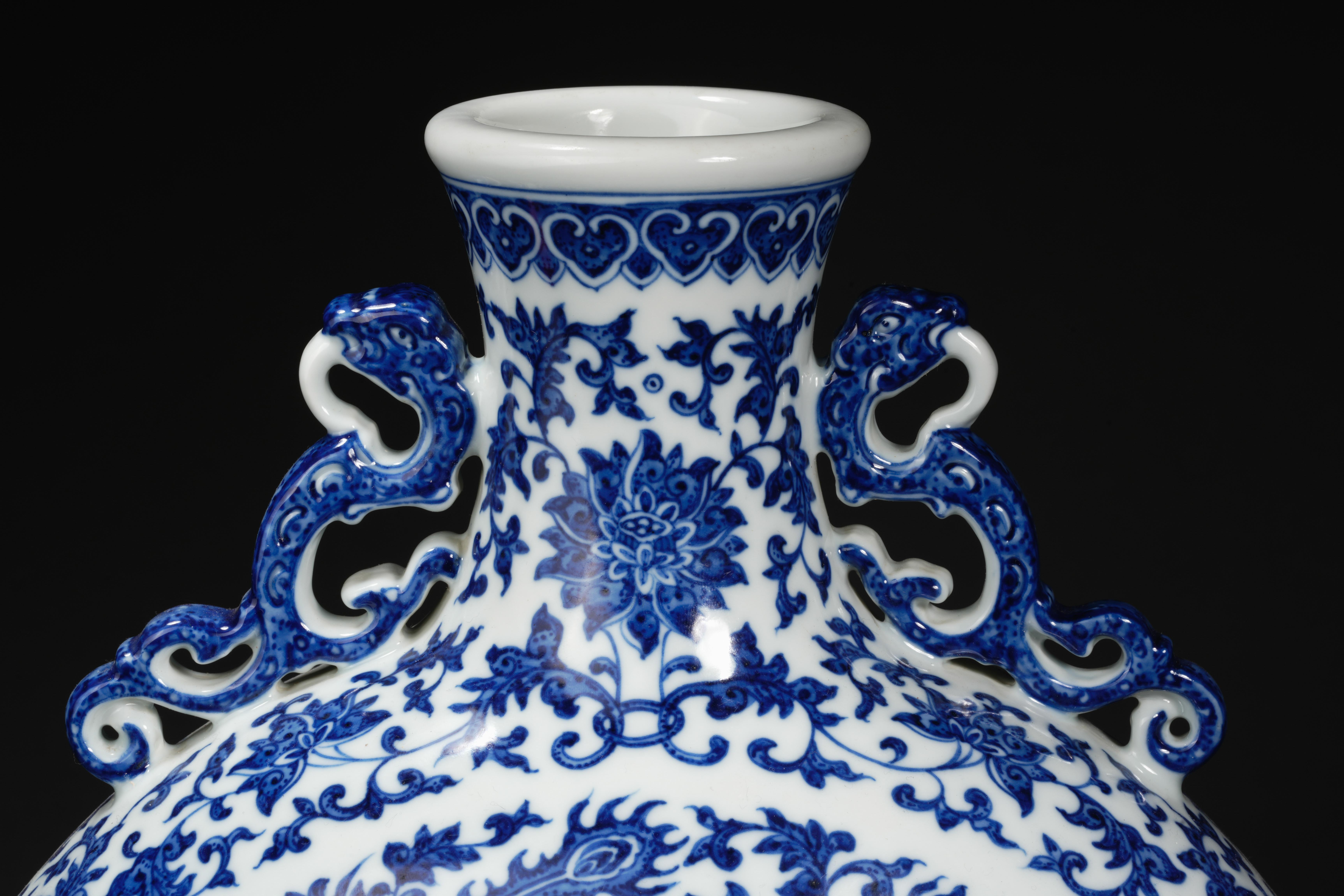 A Chinese Blue and White Dragon and Phoenix Vase Bianhhu - Image 4 of 12