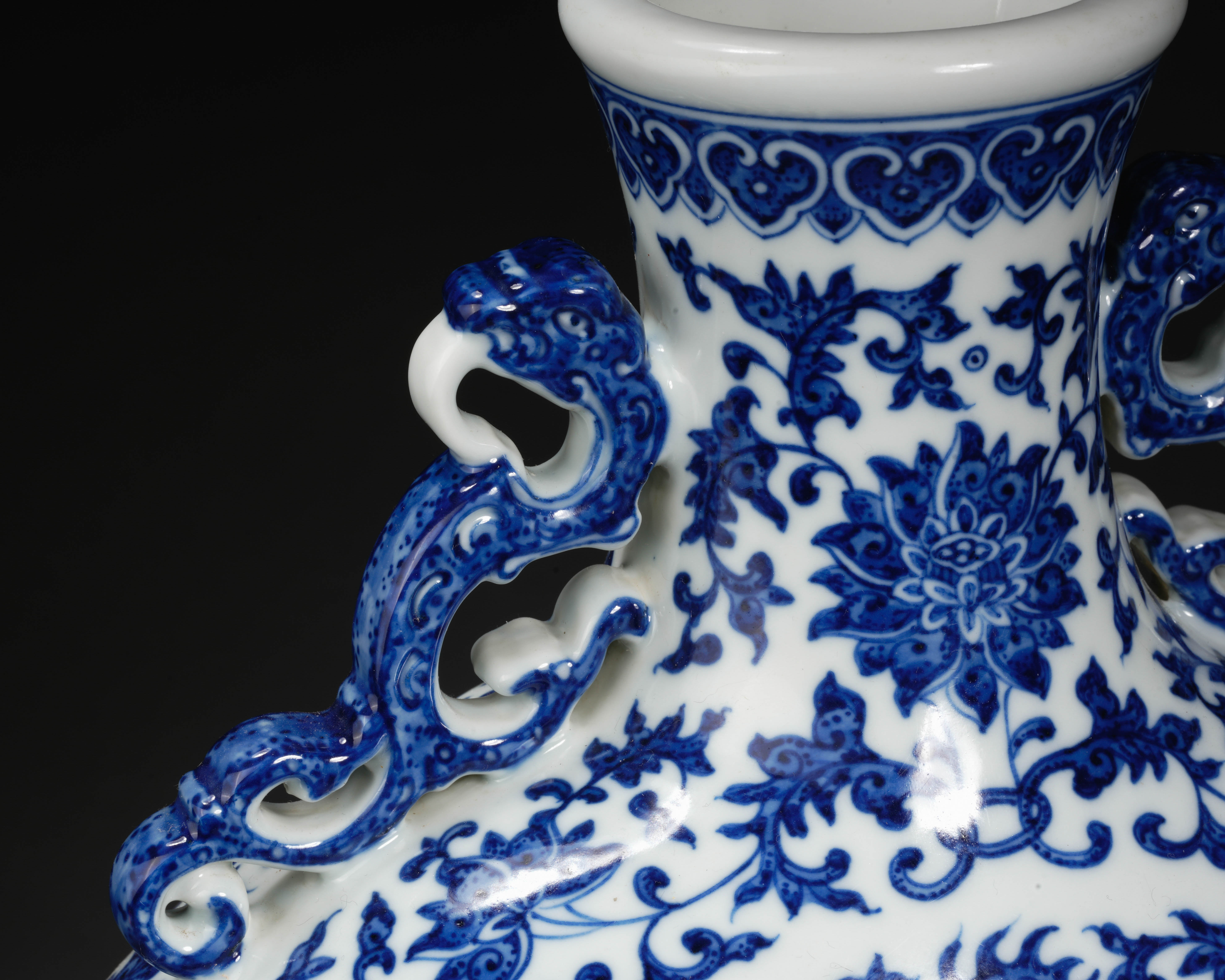 A Chinese Blue and White Dragon and Phoenix Vase Bianhhu - Image 8 of 12