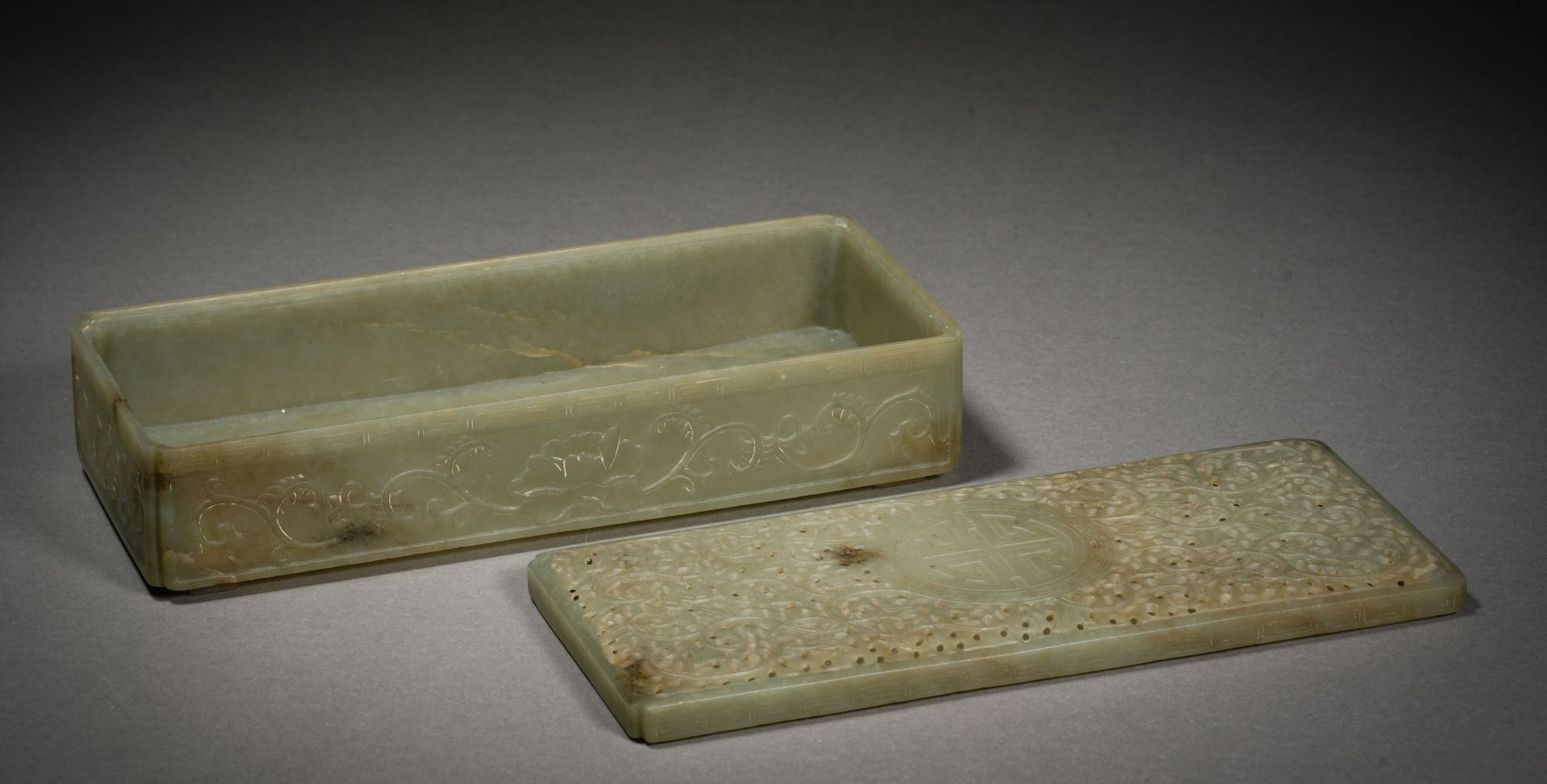 A Chinese Carved Jade Box with Cover - Image 4 of 13