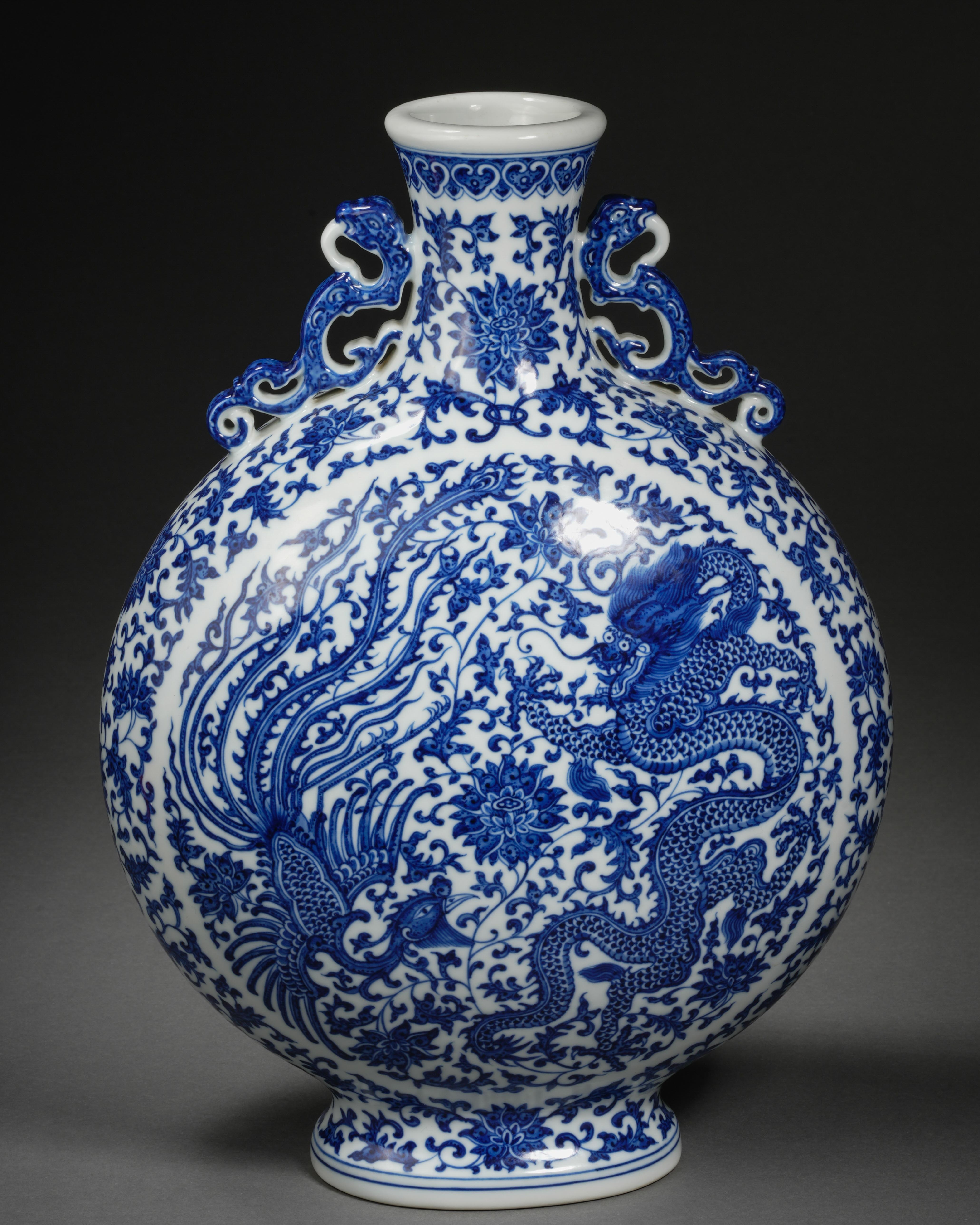 A Chinese Blue and White Dragon and Phoenix Vase Bianhhu - Image 10 of 12