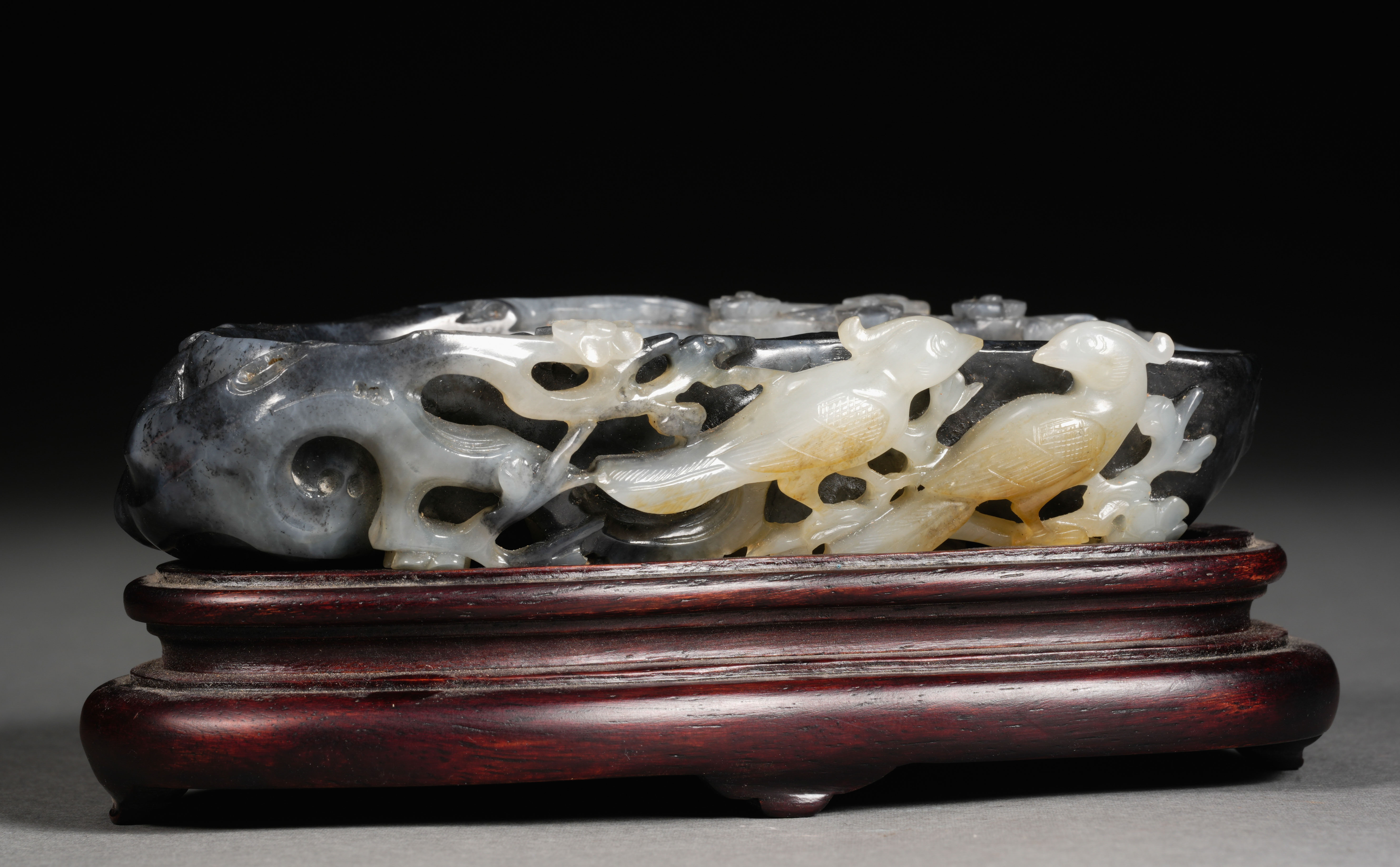 A Chinese Carved Jade Decoration - Image 3 of 10