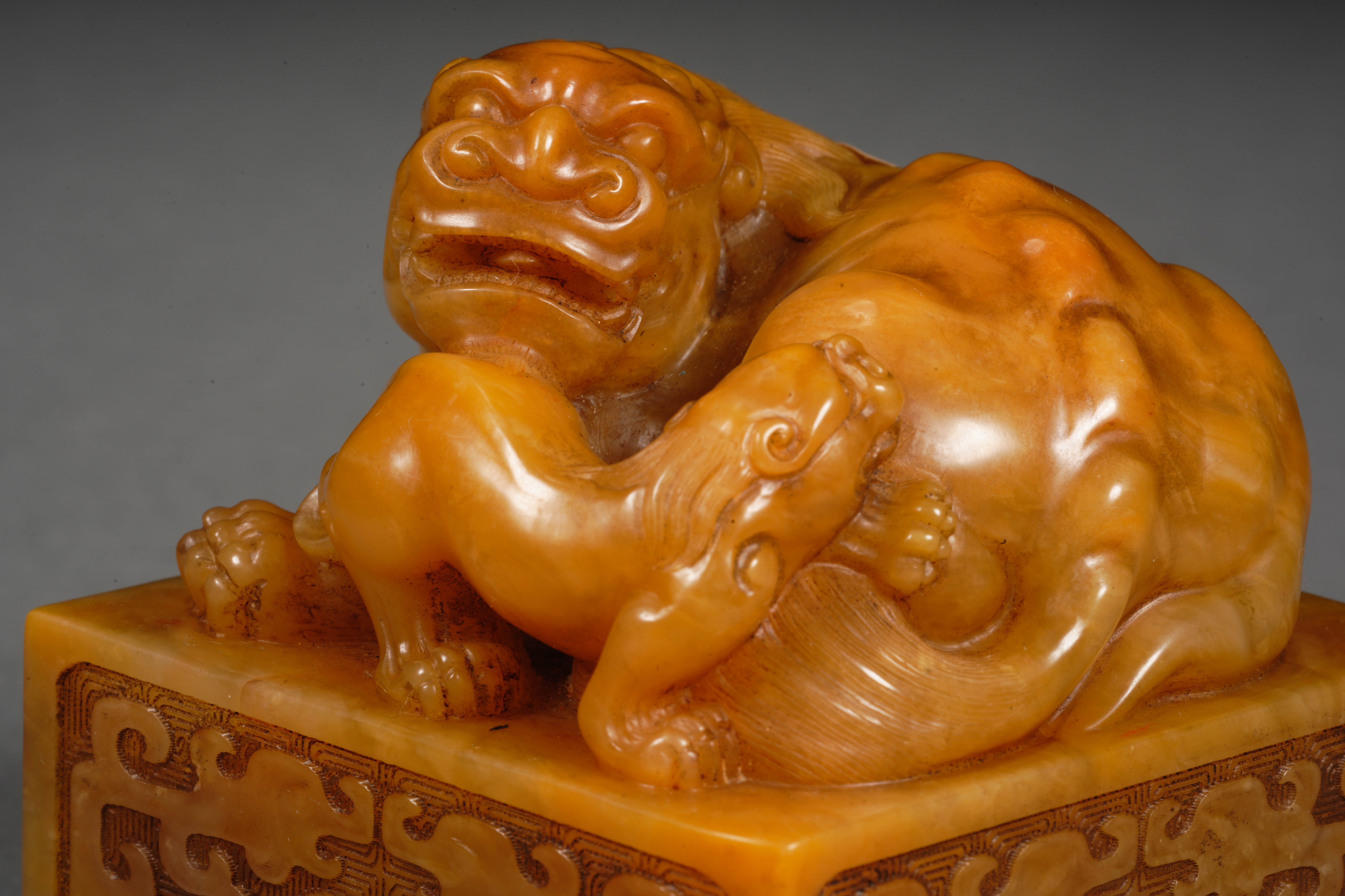 A Chinese Carved Tianhuang Buddhist Lions Seal - Image 8 of 10