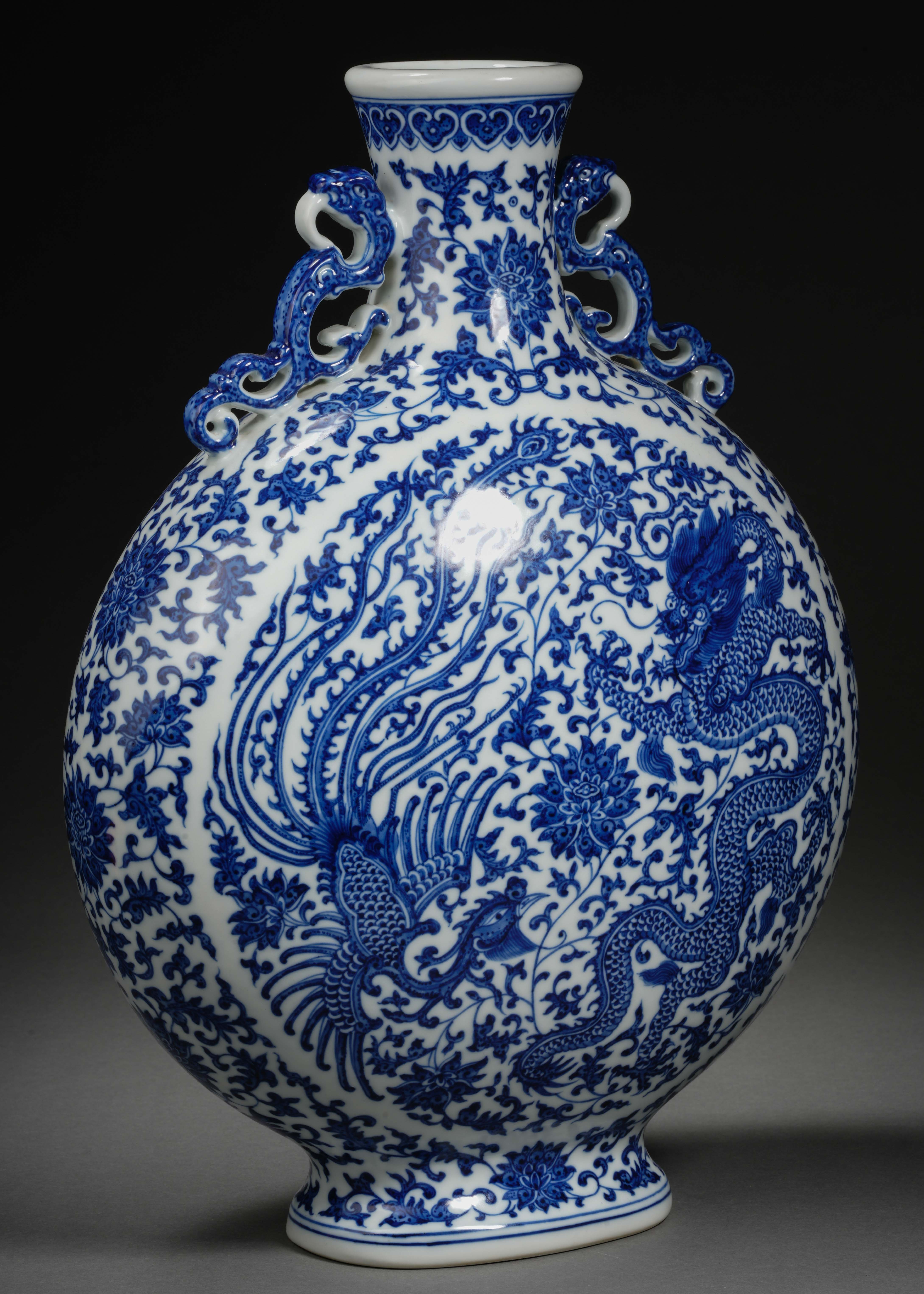 A Chinese Blue and White Dragon and Phoenix Vase Bianhhu - Image 6 of 12