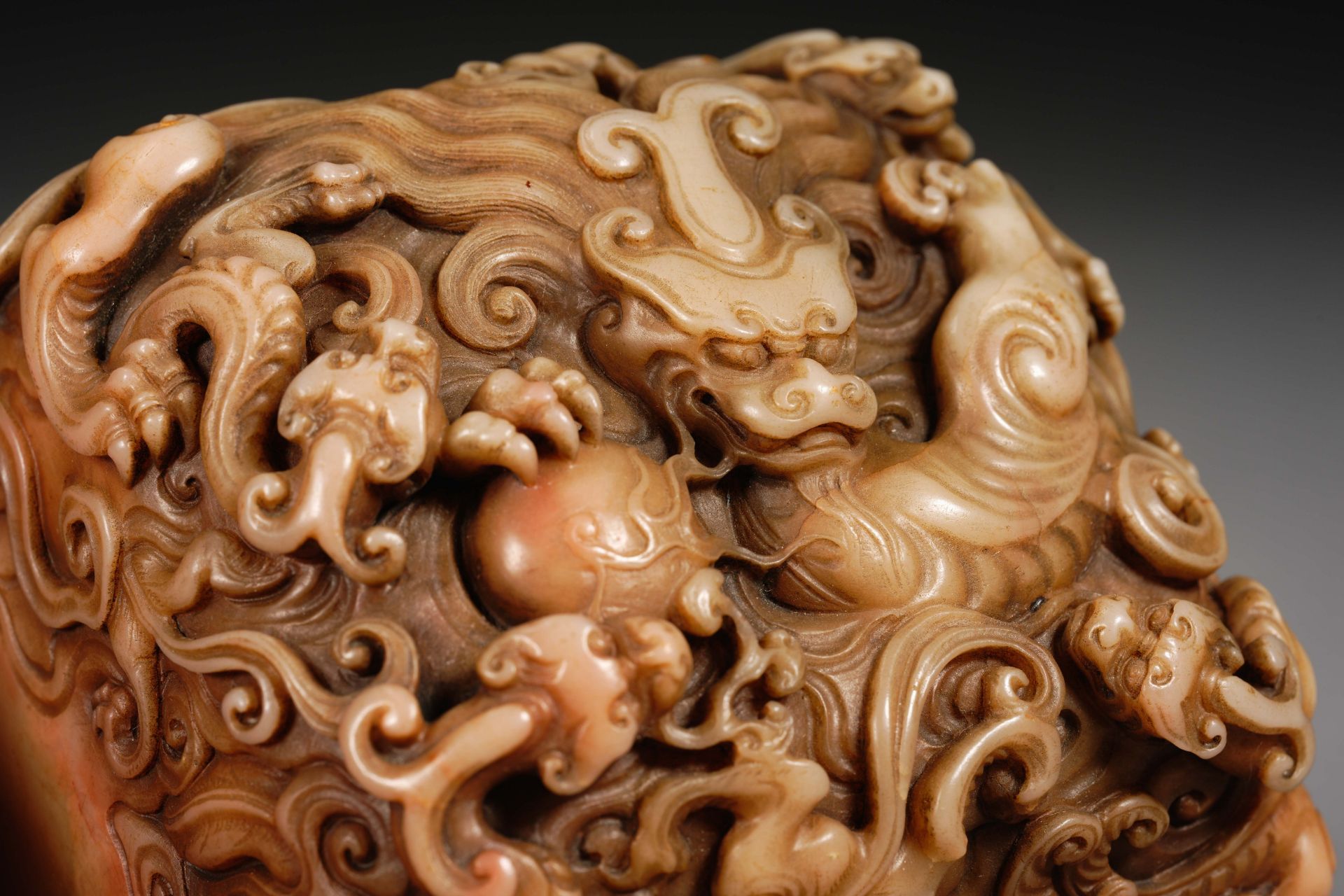 A Chinese Carved Tianhuang Dragons Seal - Image 5 of 9