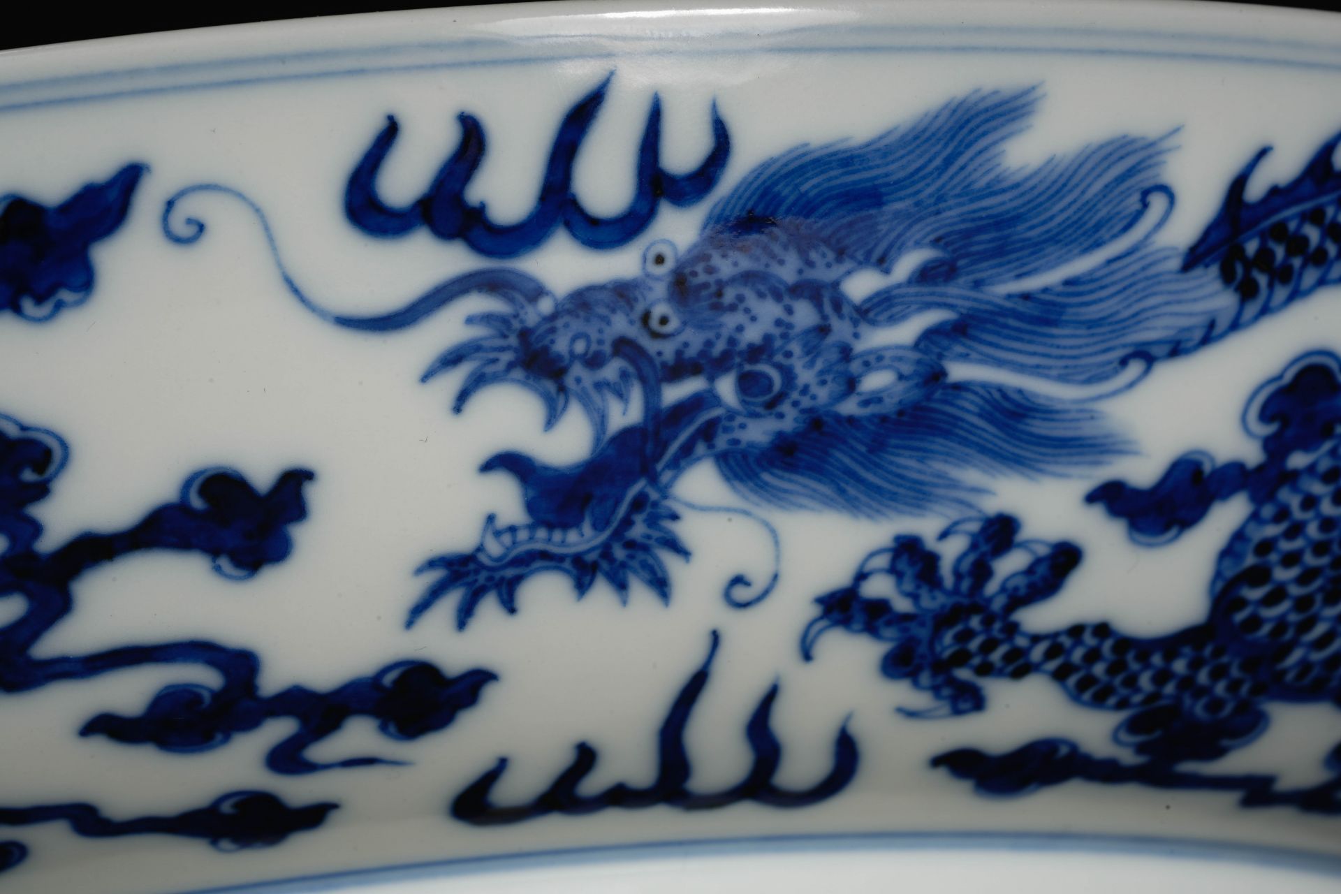 A Chinese Blue and White Dragon Saucer - Image 8 of 10