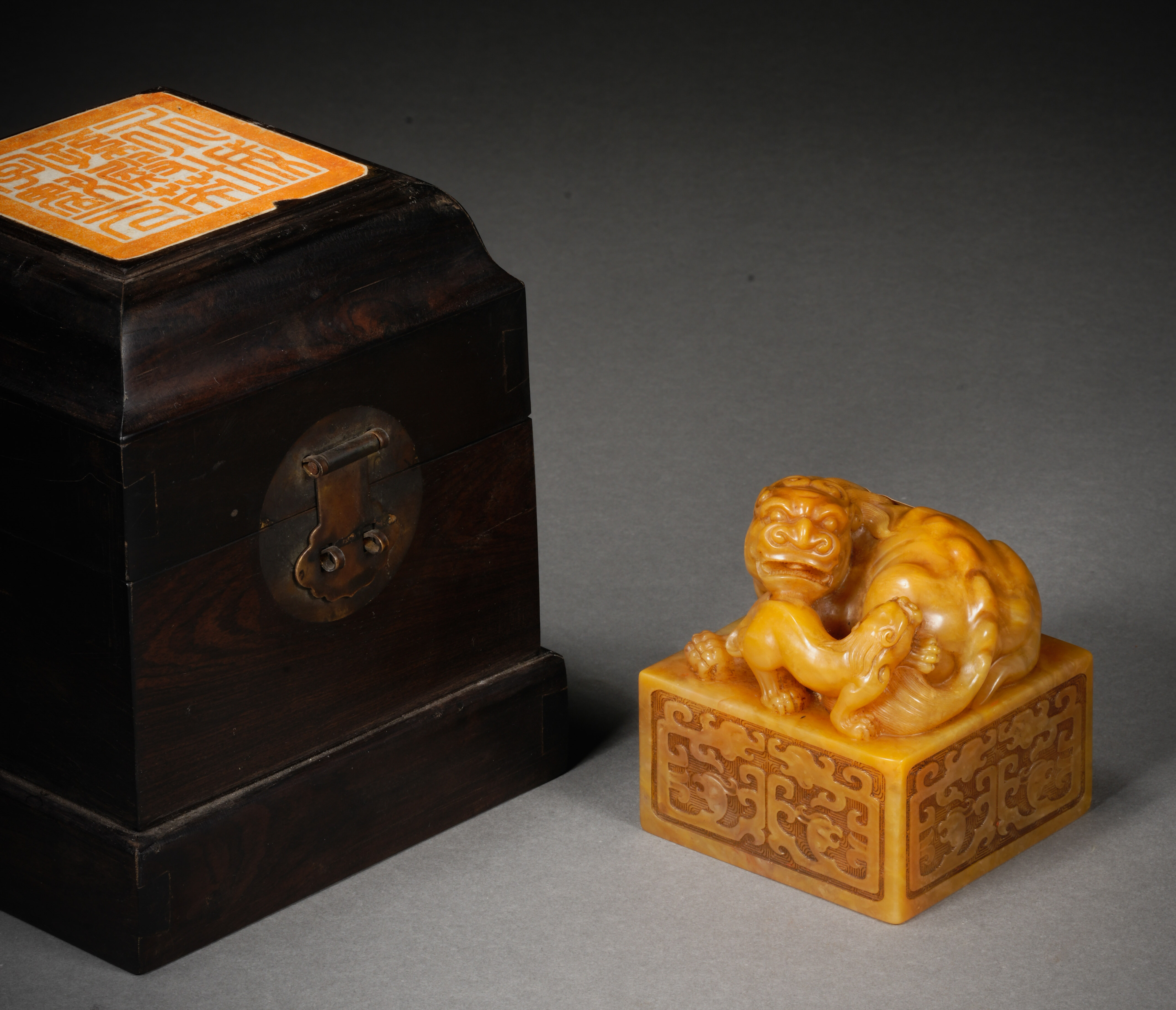 A Chinese Carved Tianhuang Buddhist Lions Seal - Image 2 of 10