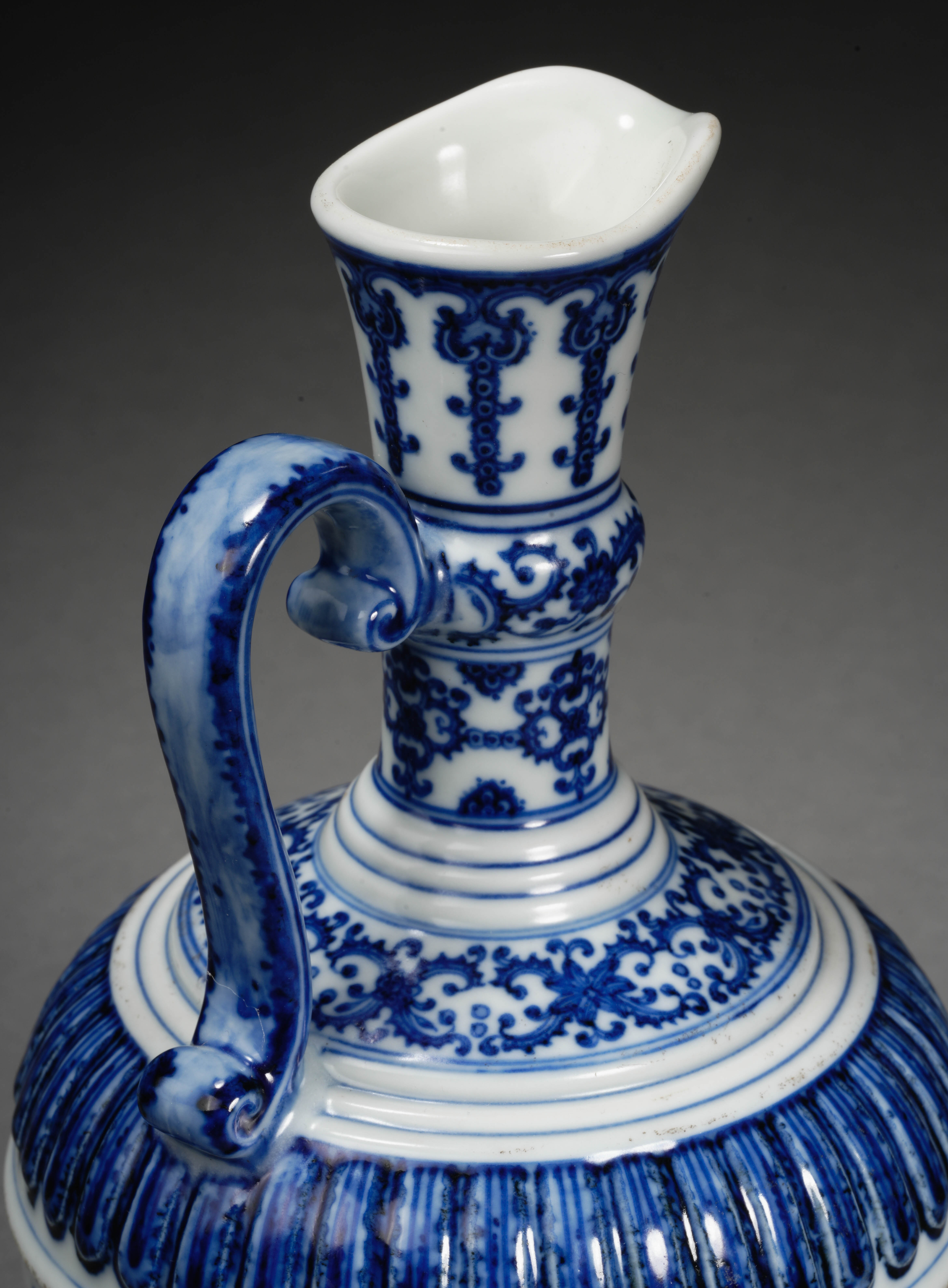 A Chinese Blue and White Floral Scrolls Ewer - Image 7 of 9