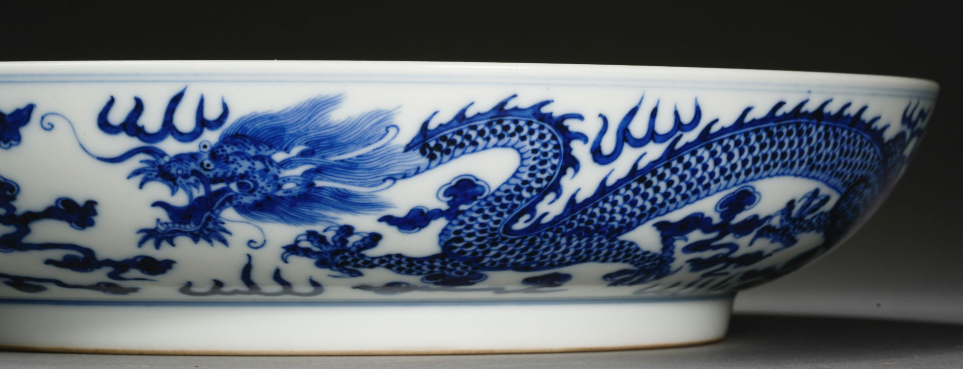 A Chinese Blue and White Dragon Saucer - Bild 6 aus 10