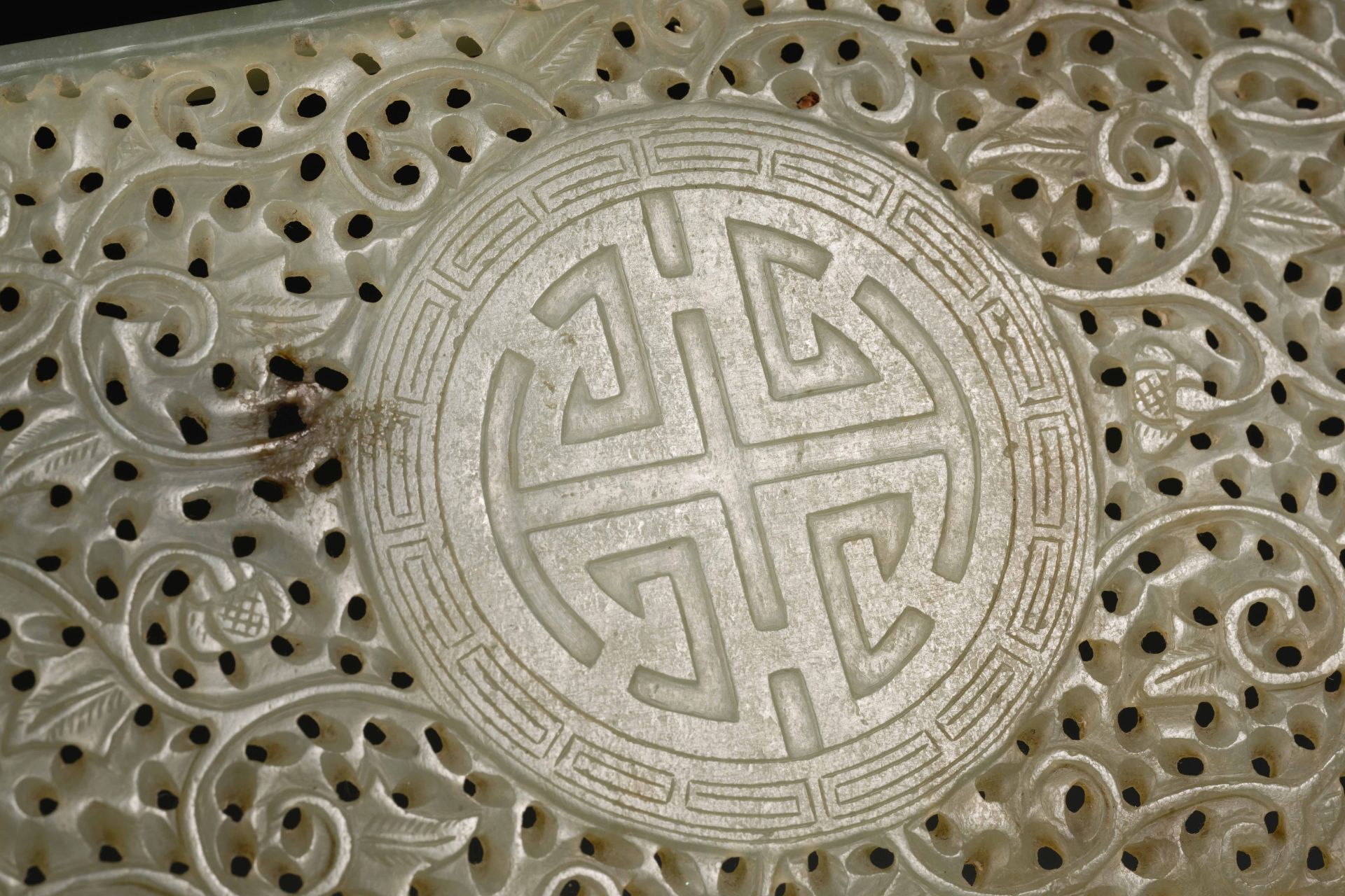 A Chinese Carved Jade Box with Cover - Image 6 of 13