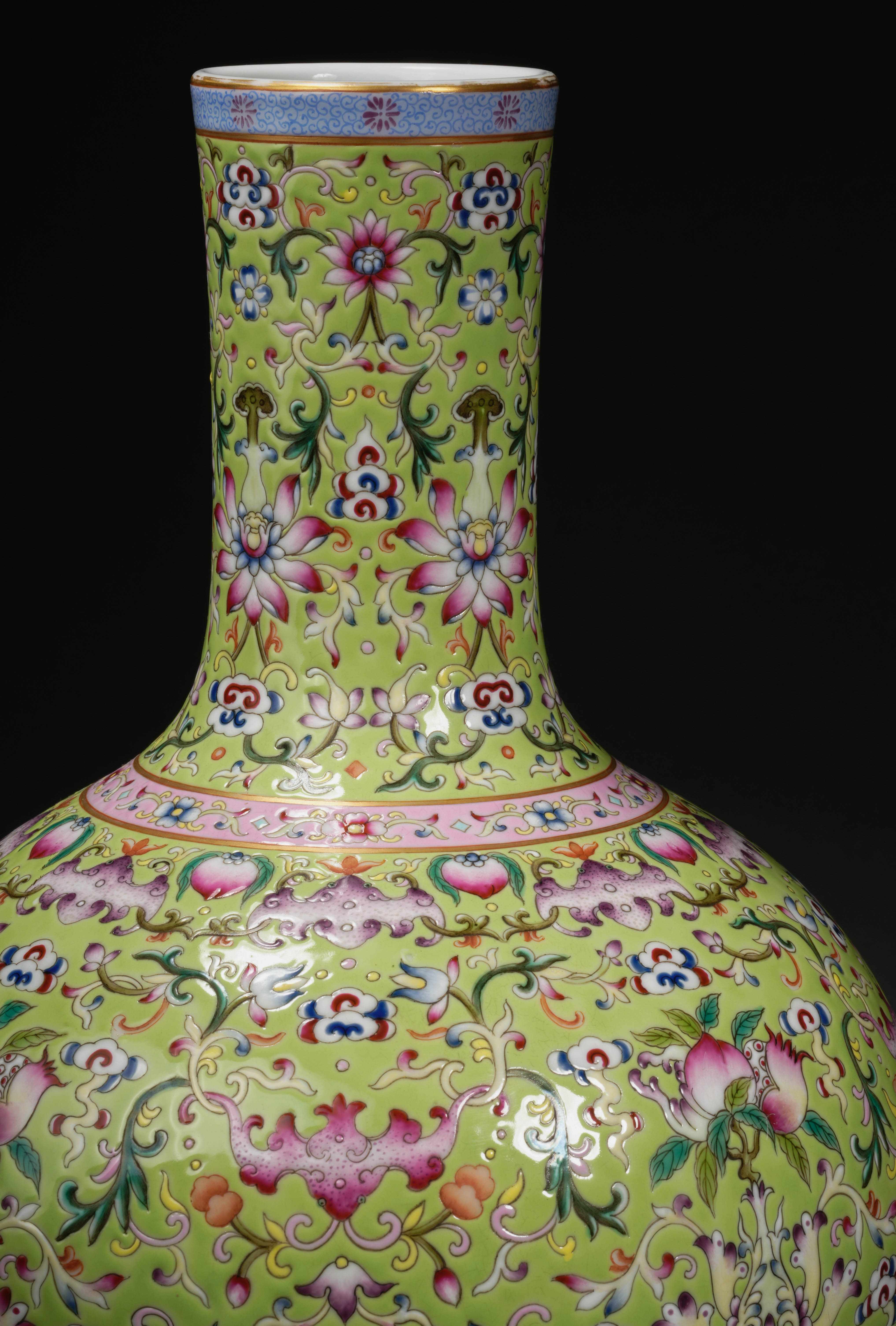 A Chinese Lemon Green Ground Yangcai Glaze Globular Vase - Image 7 of 10
