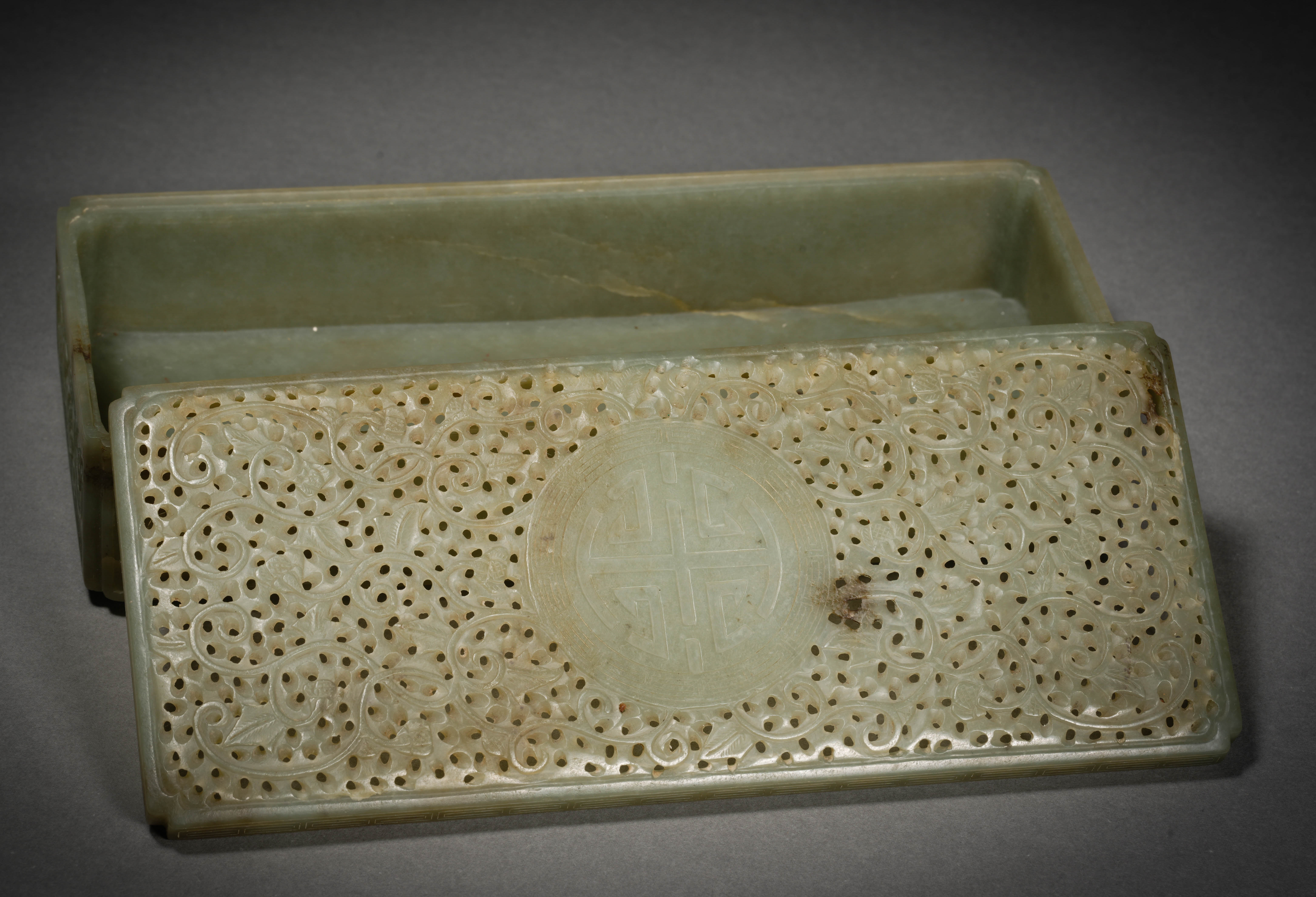 A Chinese Carved Jade Box with Cover - Image 2 of 13