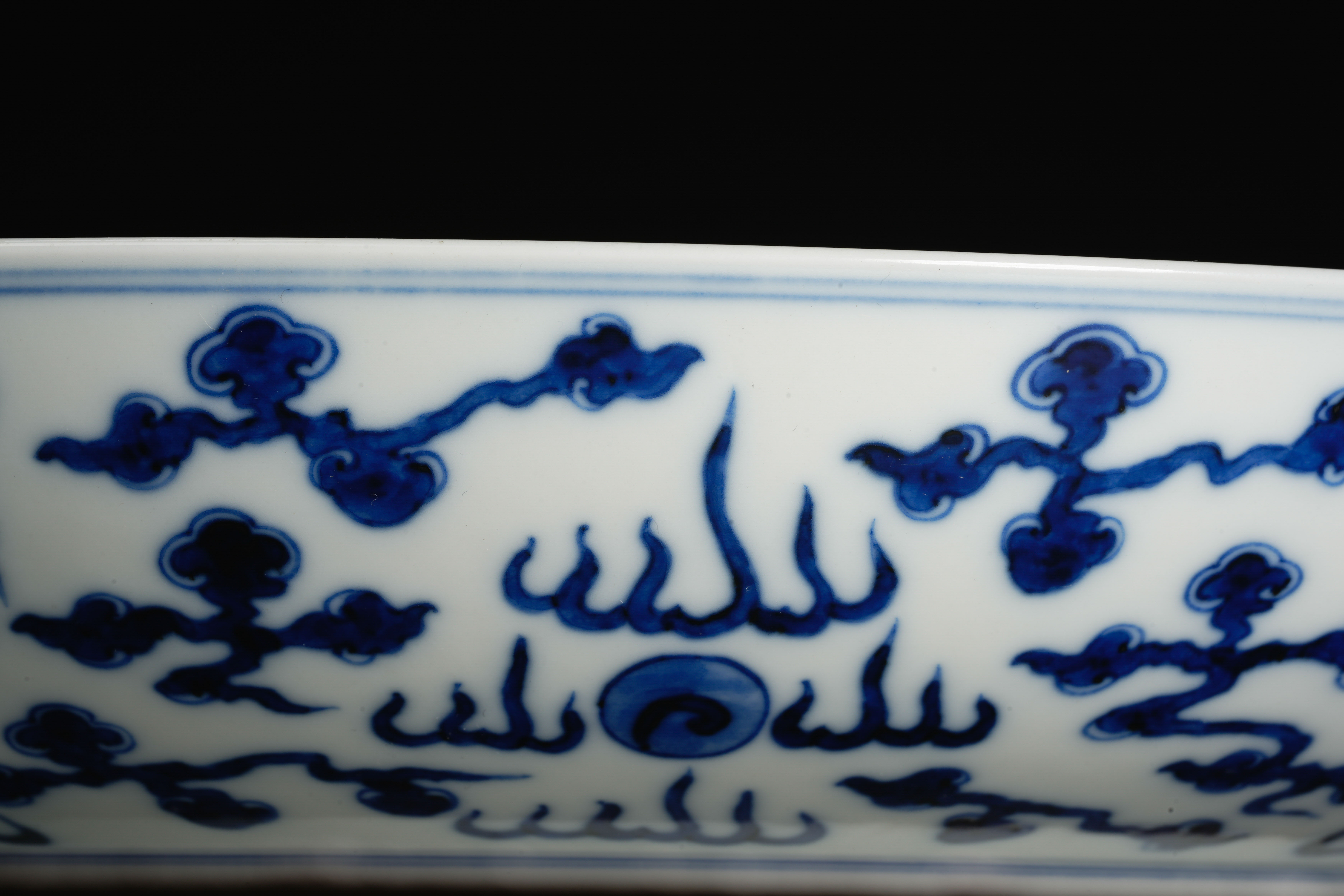 A Chinese Blue and White Dragon Saucer - Image 9 of 10