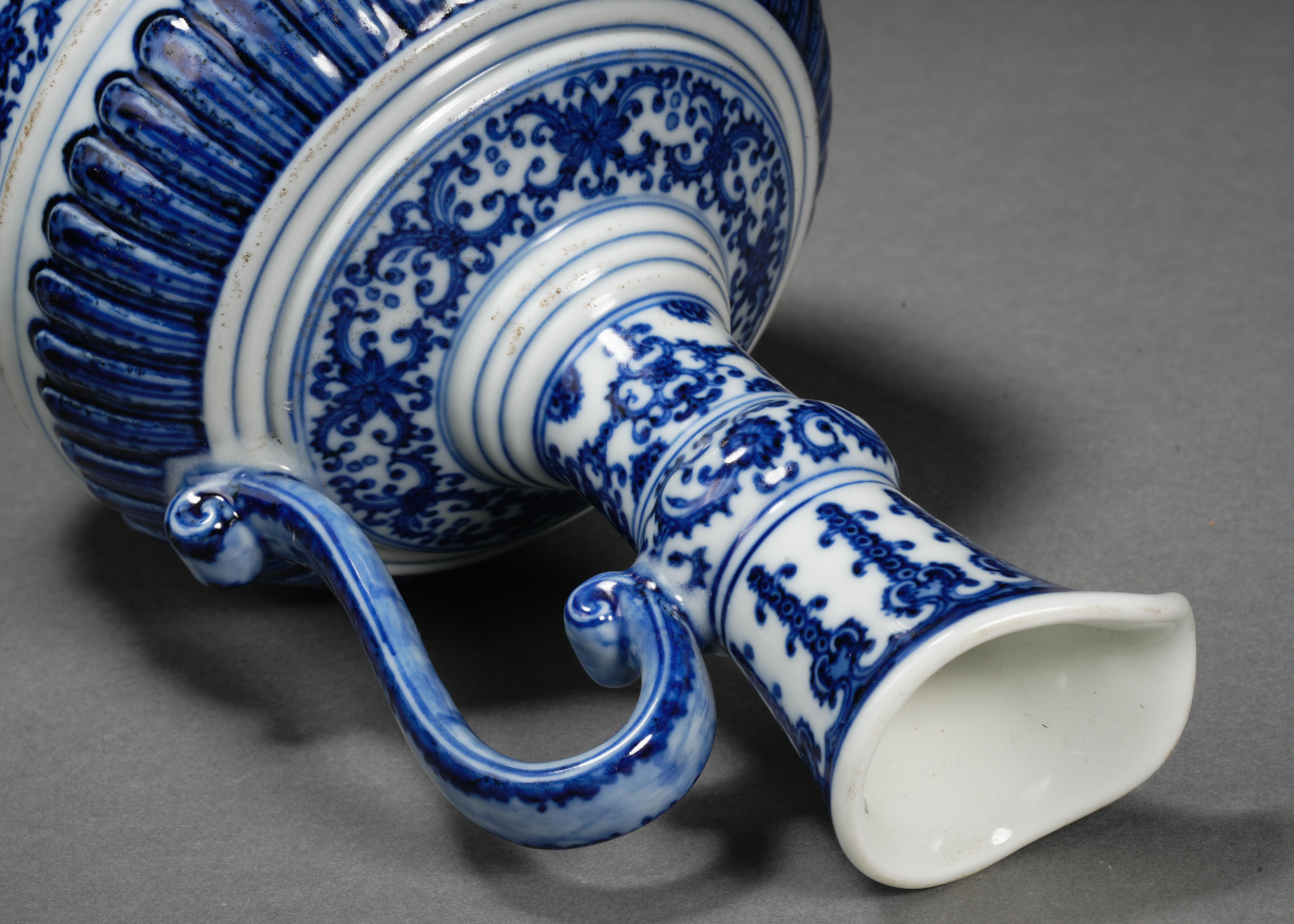 A Chinese Blue and White Floral Scrolls Ewer - Image 8 of 9