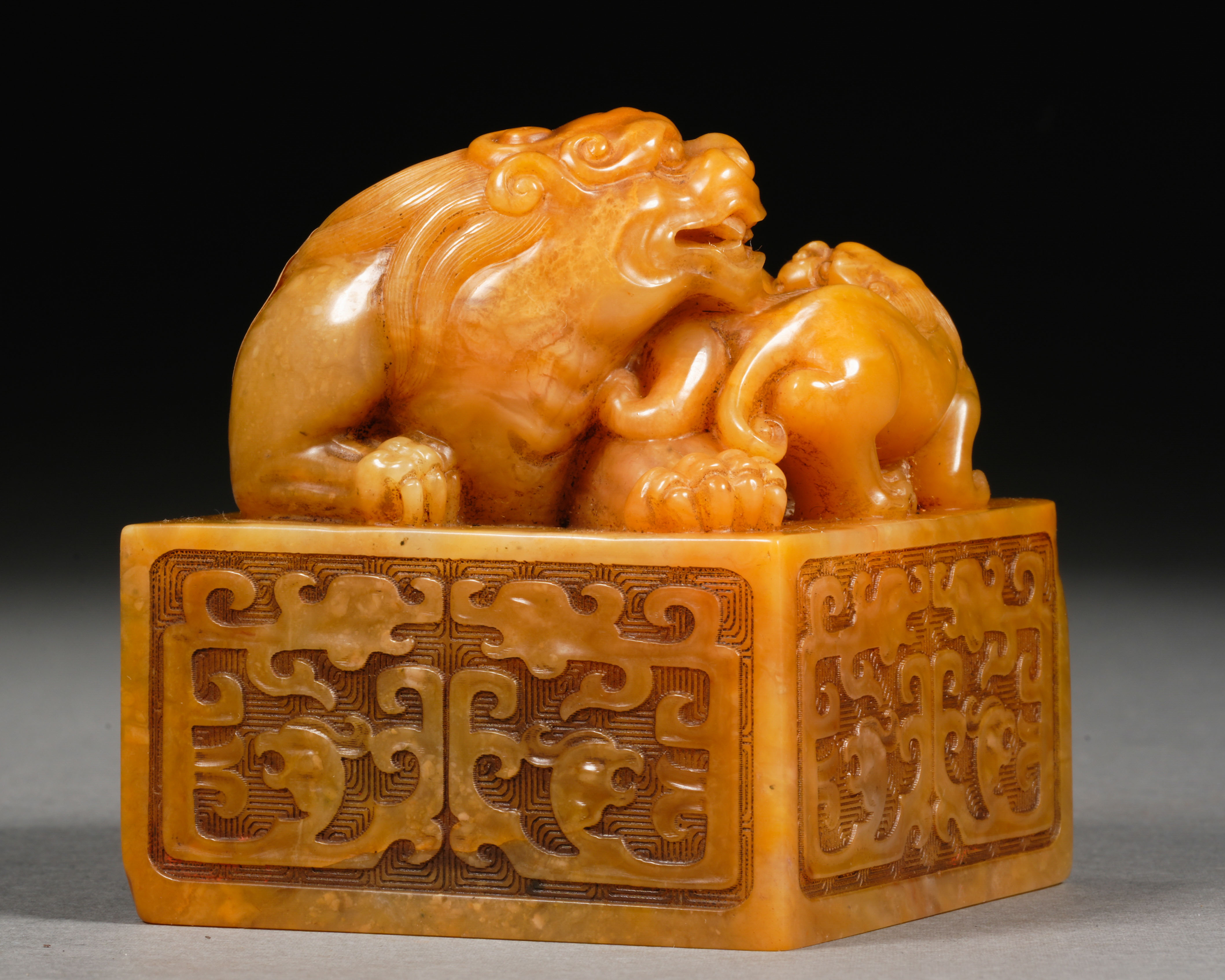 A Chinese Carved Tianhuang Buddhist Lions Seal - Image 5 of 10
