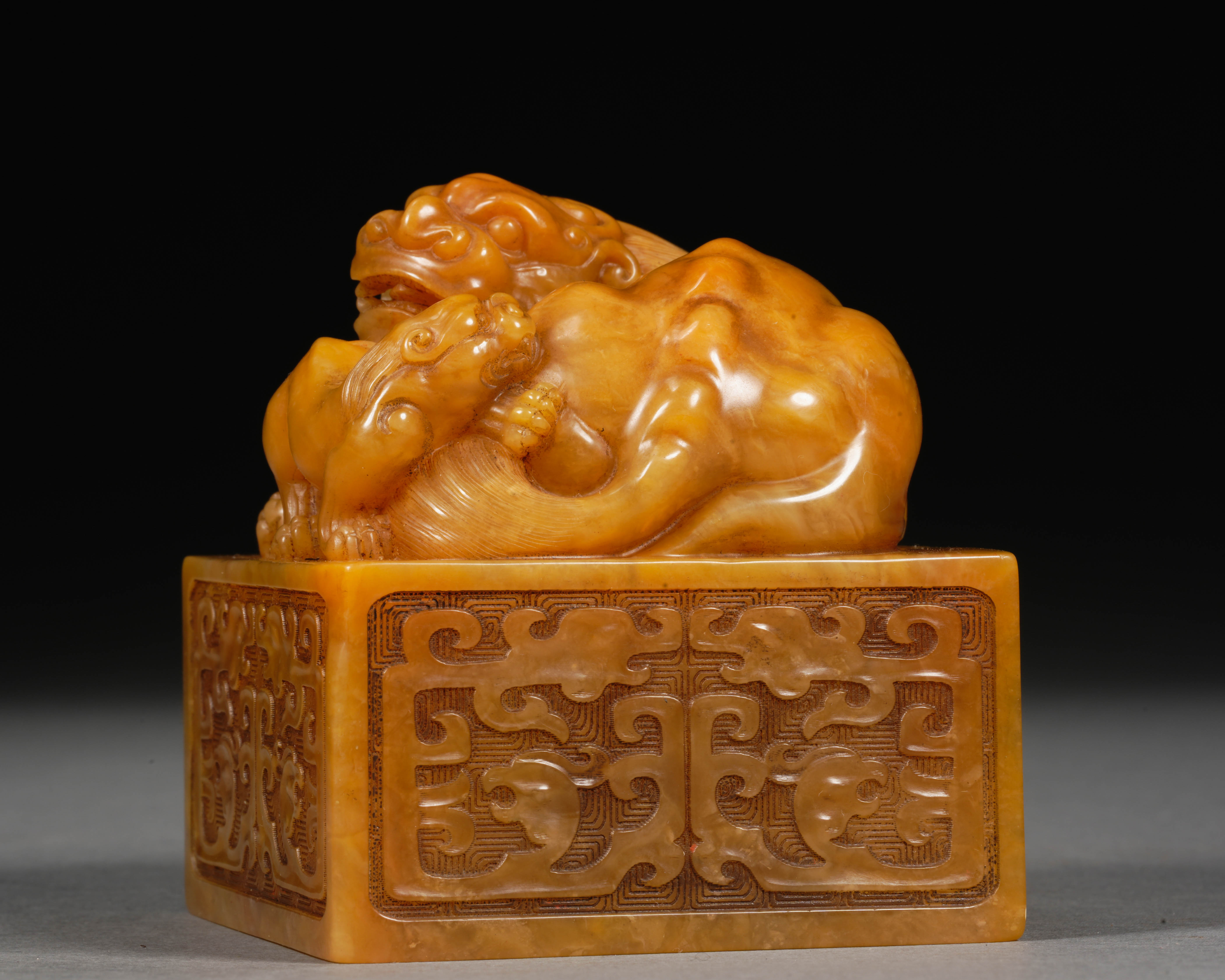 A Chinese Carved Tianhuang Buddhist Lions Seal - Image 6 of 10