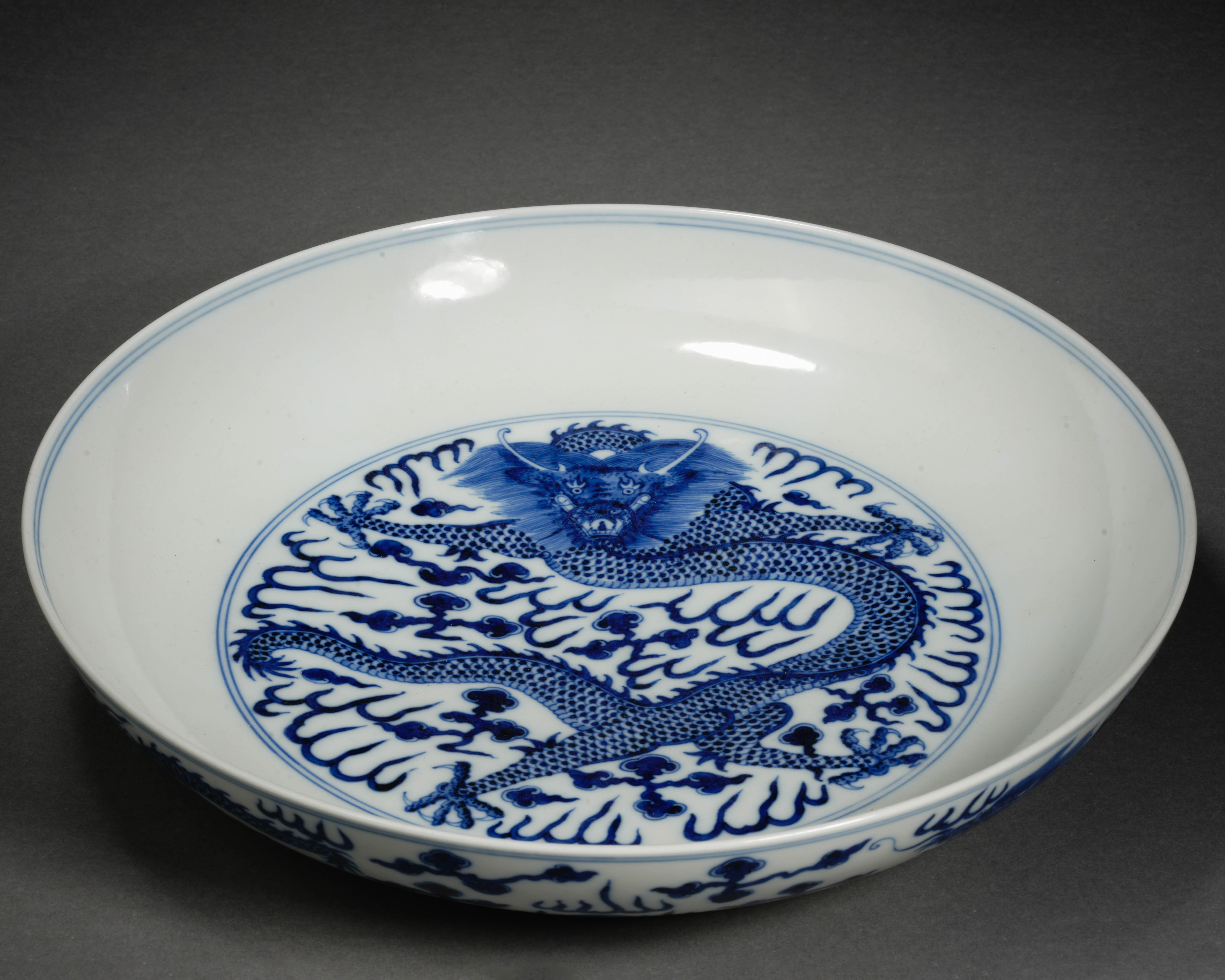 A Chinese Blue and White Dragon Saucer - Image 2 of 10
