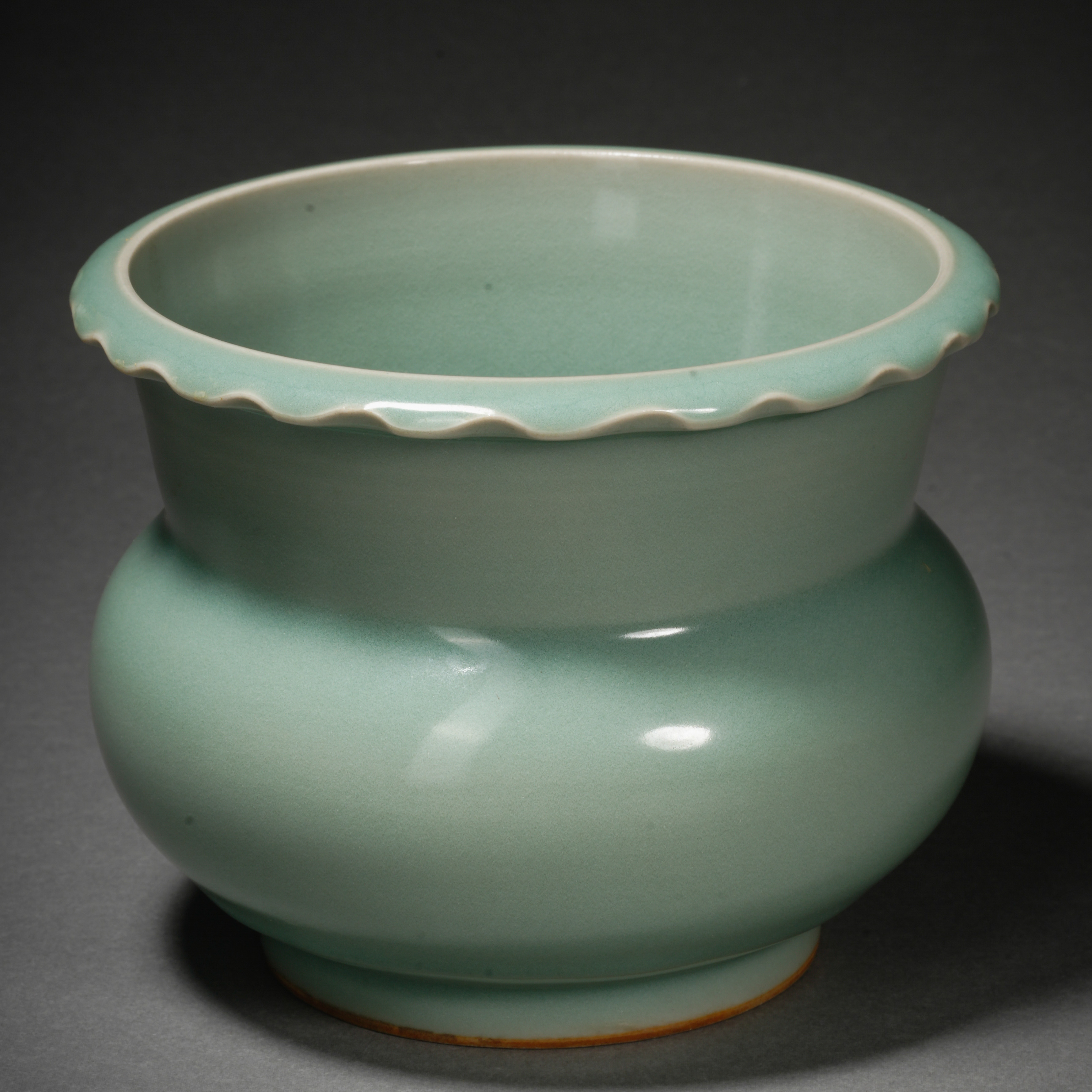 A Chinese Longquan Celadon Glaze Spitton - Image 4 of 7