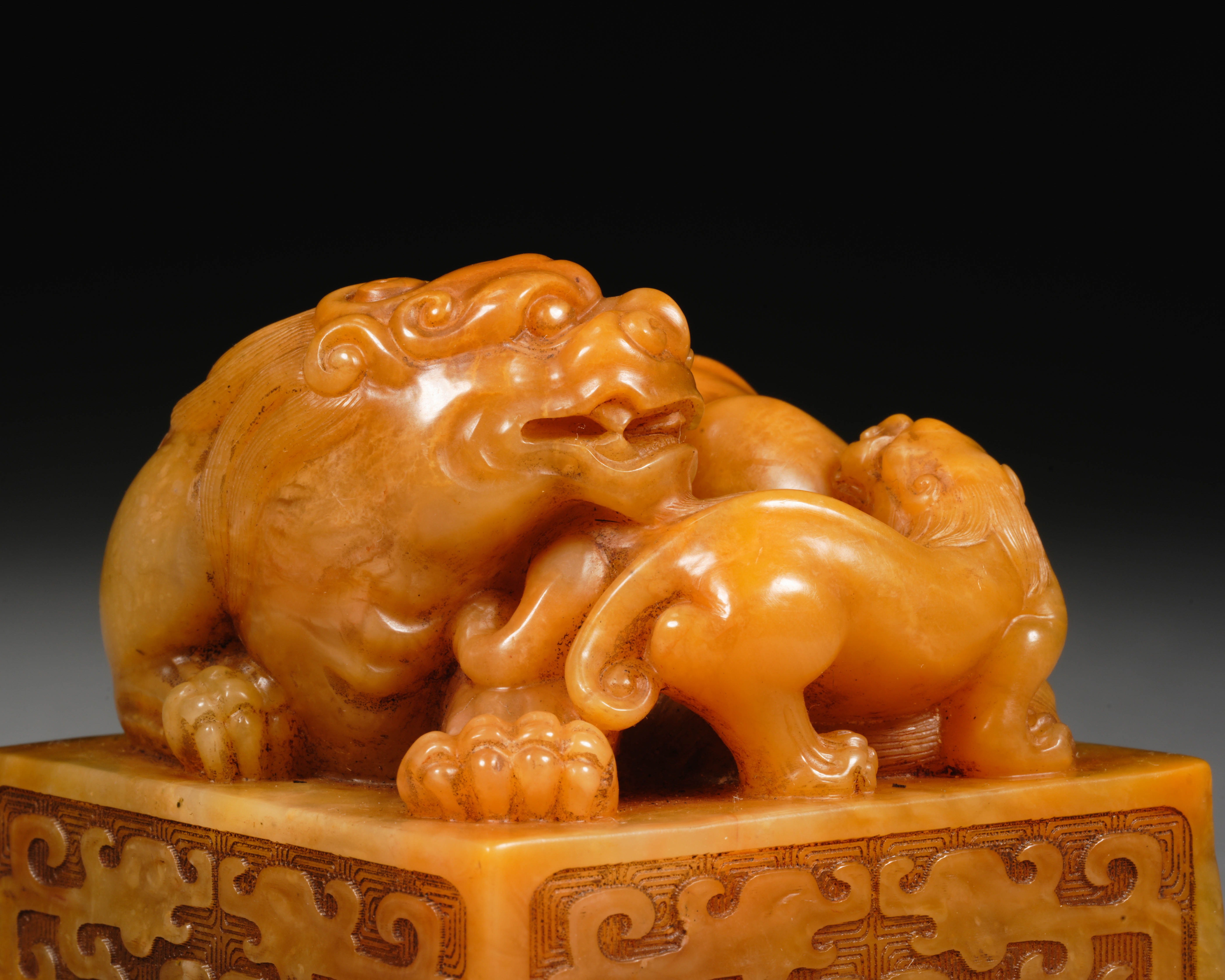 A Chinese Carved Tianhuang Buddhist Lions Seal - Image 7 of 10