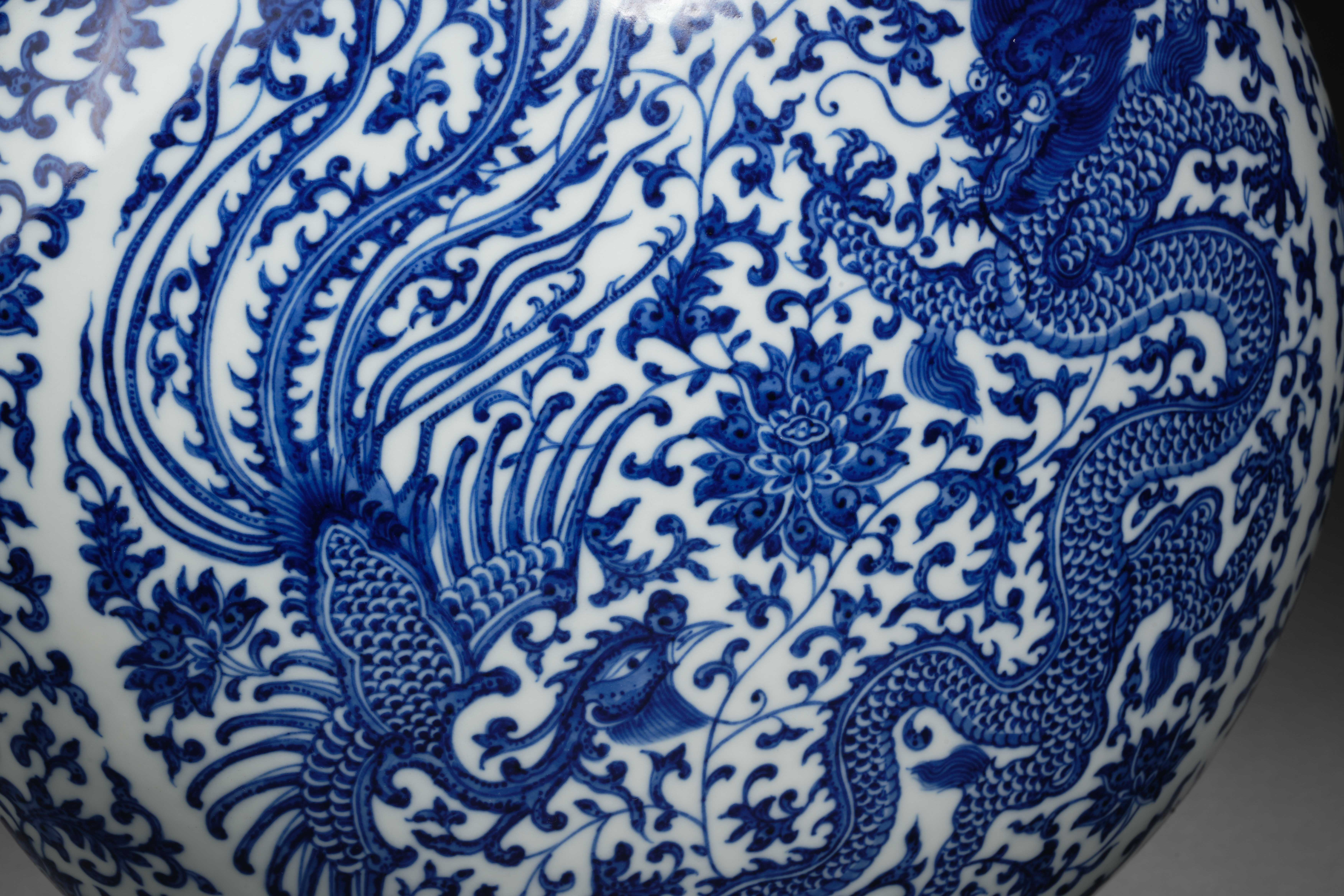 A Chinese Blue and White Dragon and Phoenix Vase Bianhhu - Image 5 of 12